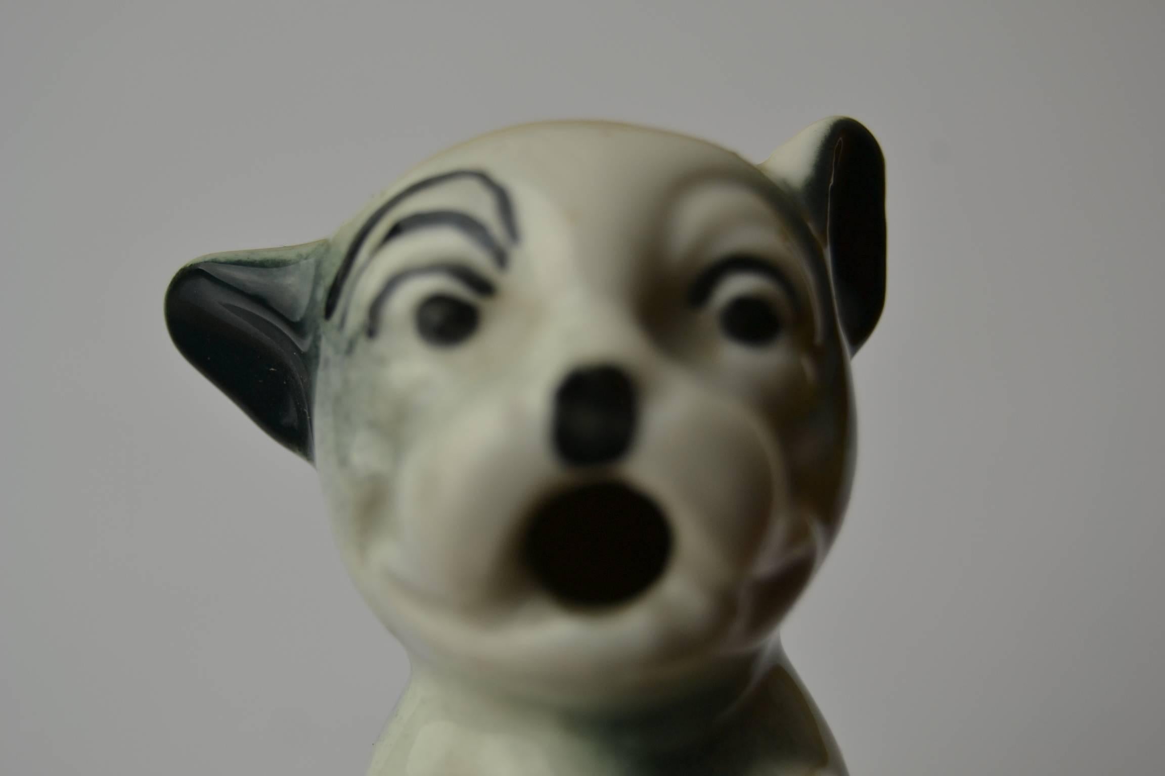 Vintage figural bottle cork - bottle stopper with a porcelain bonzo the dog on top.
Bonzo is a famous caricature bulldog dog.  


 