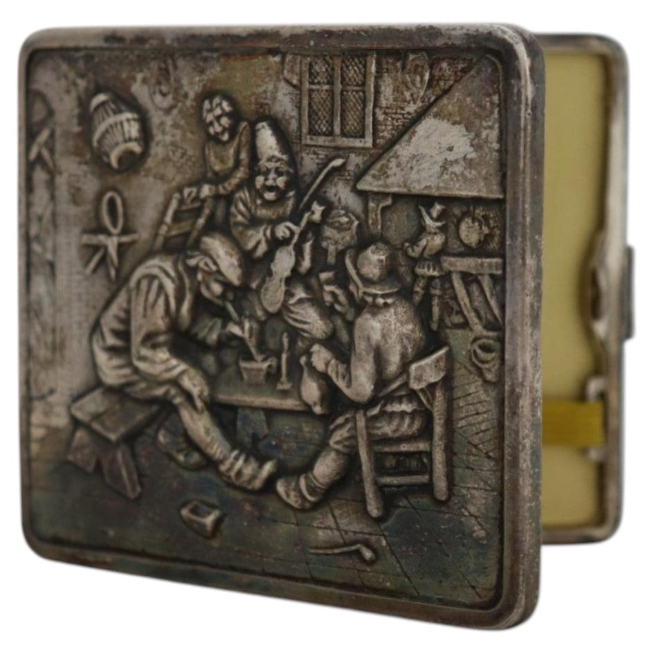Étui à cigarettes en argent massif, décoré de figures en repoussé représentant une scène de taverne, 2,8 onces troy, vers 1900 en vente