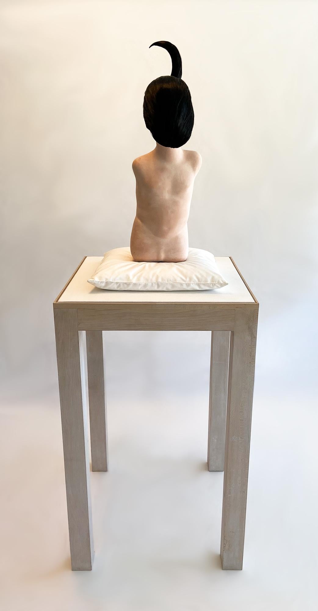 Surrealistische Skulptur „Mädchen 3“ von Edward Lipski, Postmoderne Skulptur, UK, 2002
Edward Lipski (Großbritannien, geb. 1966) ist ein Künstler und Bildhauer, der dafür bekannt ist, dass er unangenehme Bereiche der menschlichen Psyche durch
