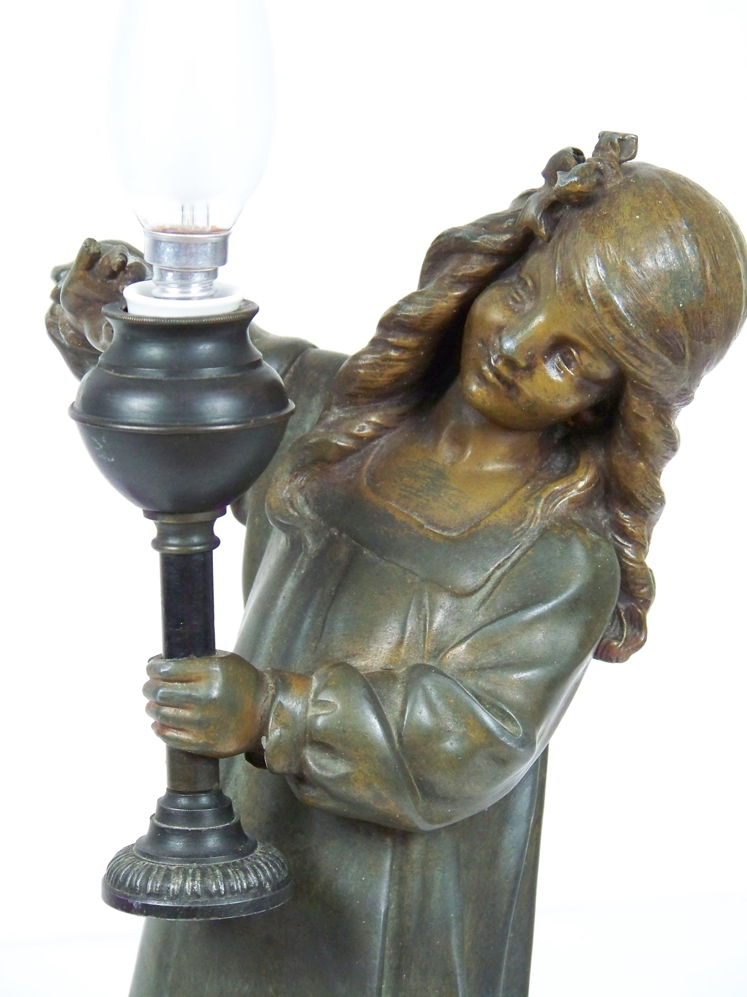 Fully functional. Small cracks around the foot, girl missing one finger. New copper cable installed. To the E14 bulb.