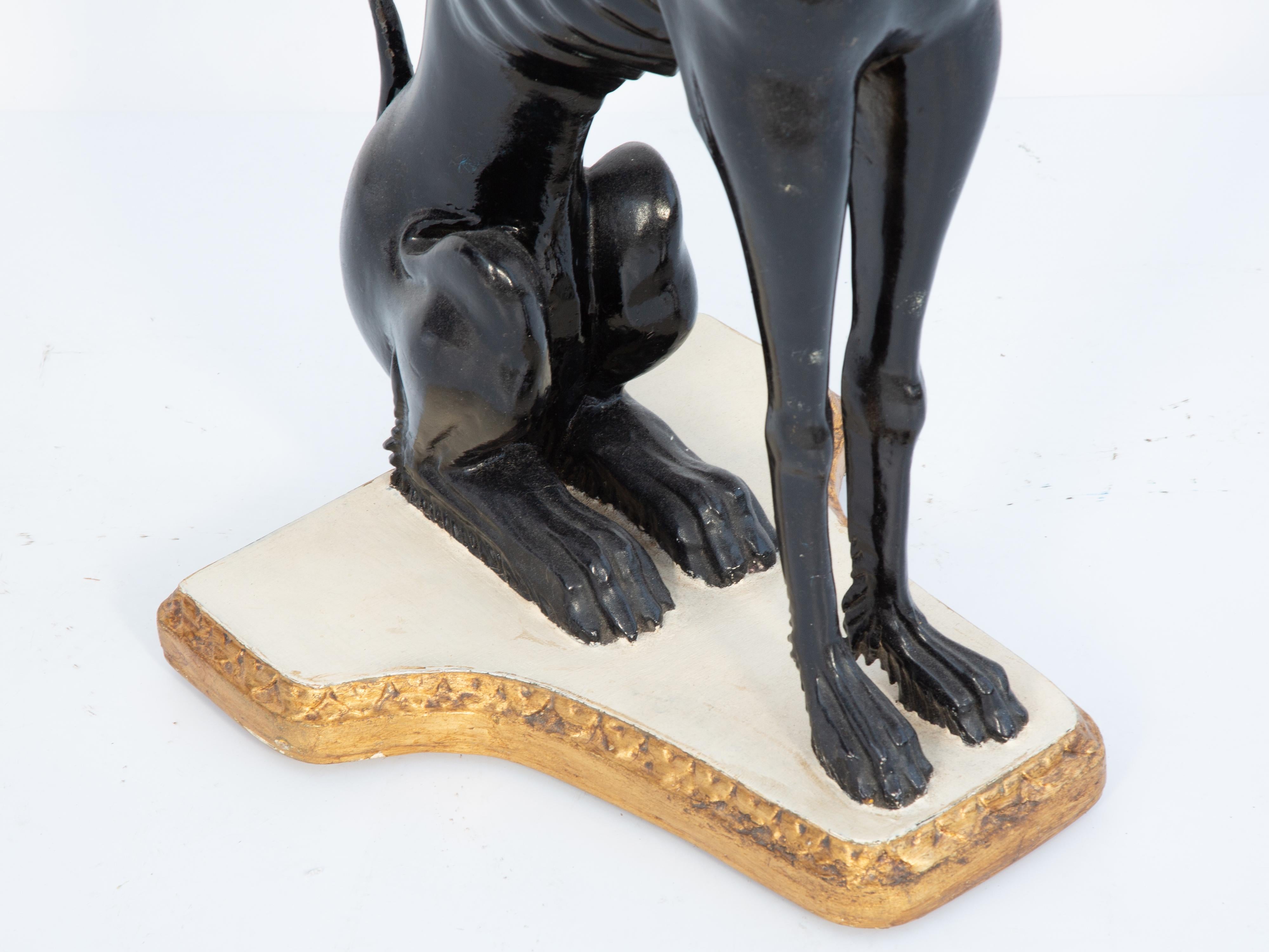 Hollywood Regency Tableau figuratif d'un whippet italien en laque noire équilibrant un plateau Florentine en vente