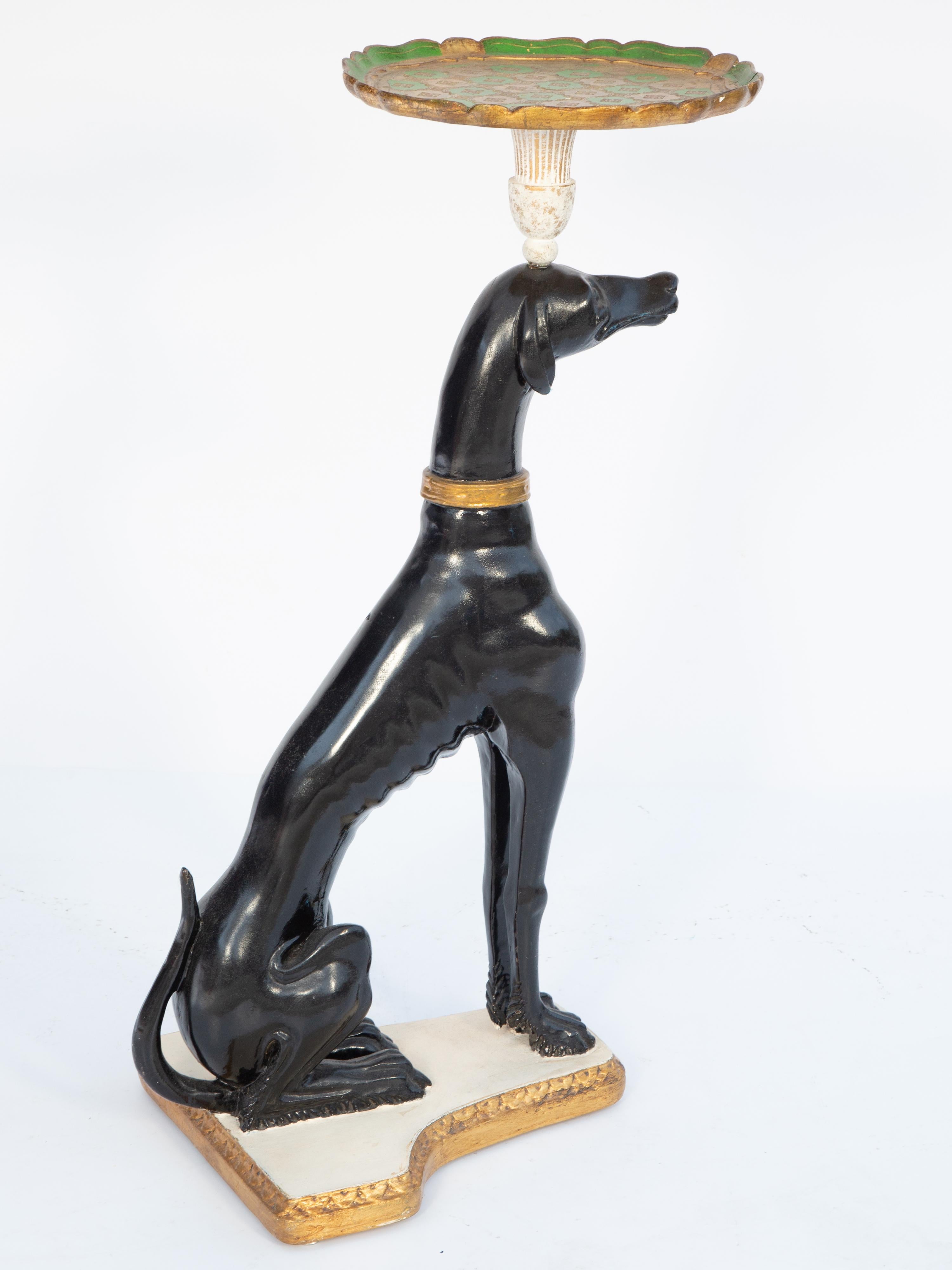 20ième siècle Tableau figuratif d'un whippet italien en laque noire équilibrant un plateau Florentine en vente