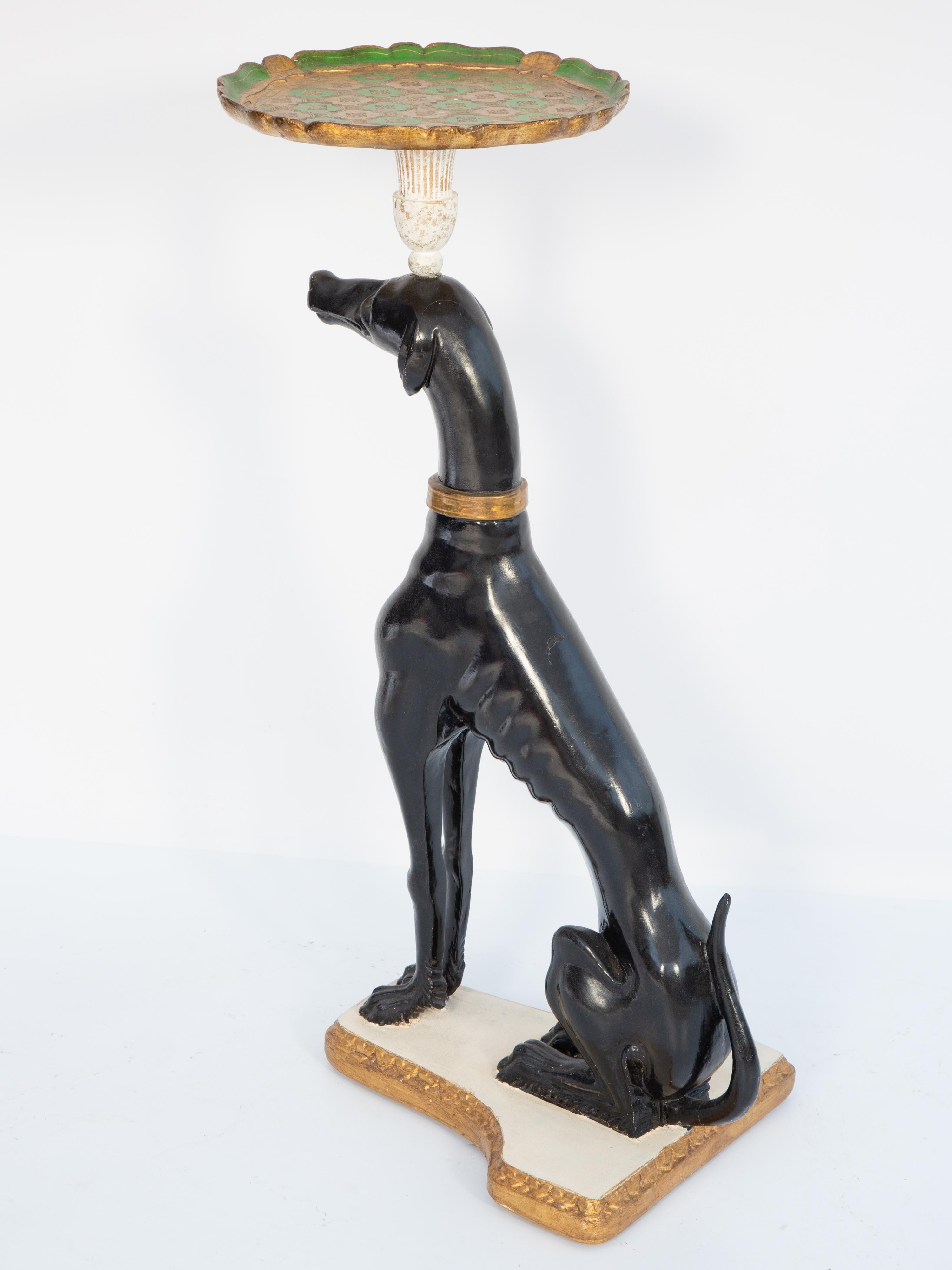 Fibre de verre Tableau figuratif d'un whippet italien en laque noire équilibrant un plateau Florentine en vente