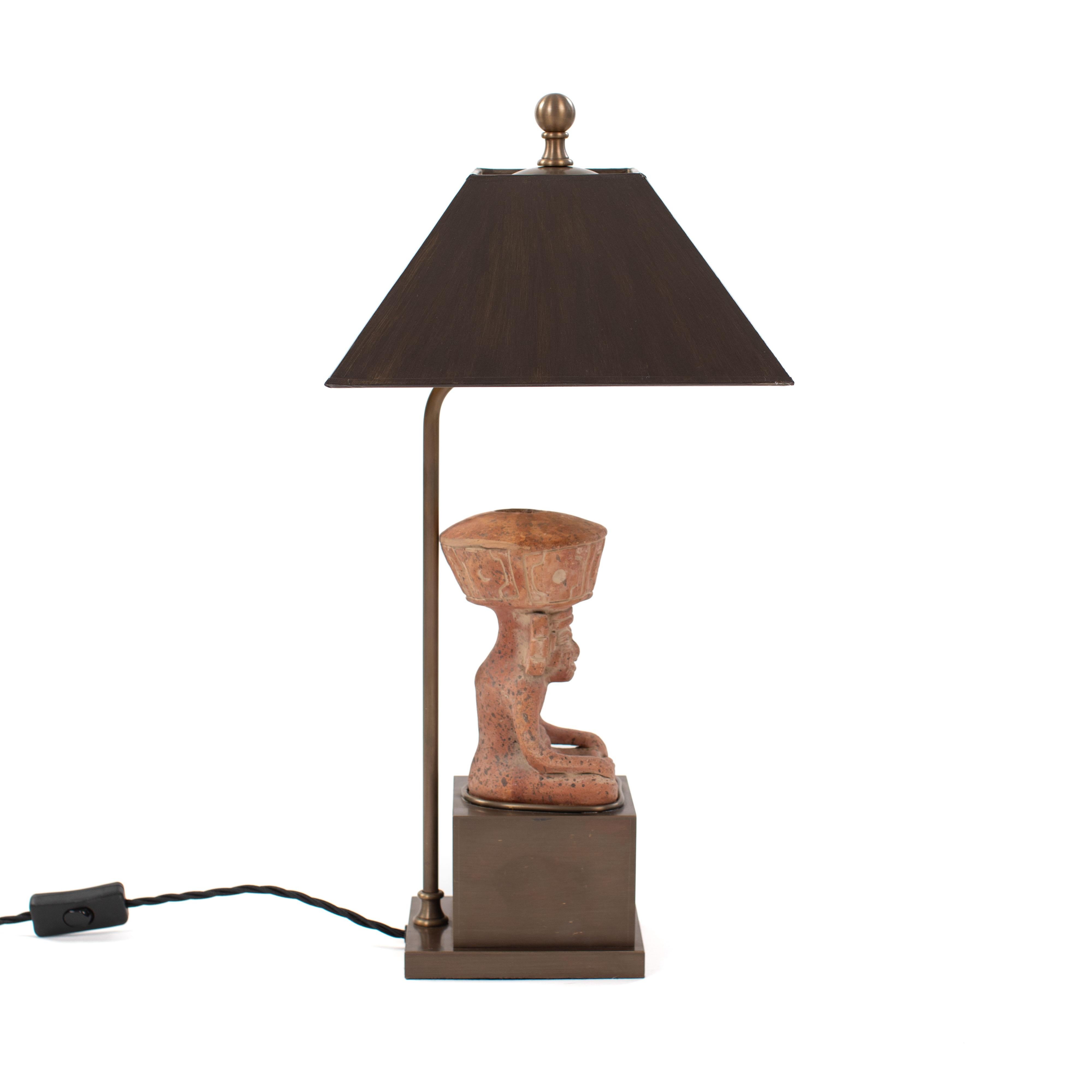 Figural Terracotta Table Lamp of a Sitting Priest with Brown Shade, Mexico 1930s en venta 2