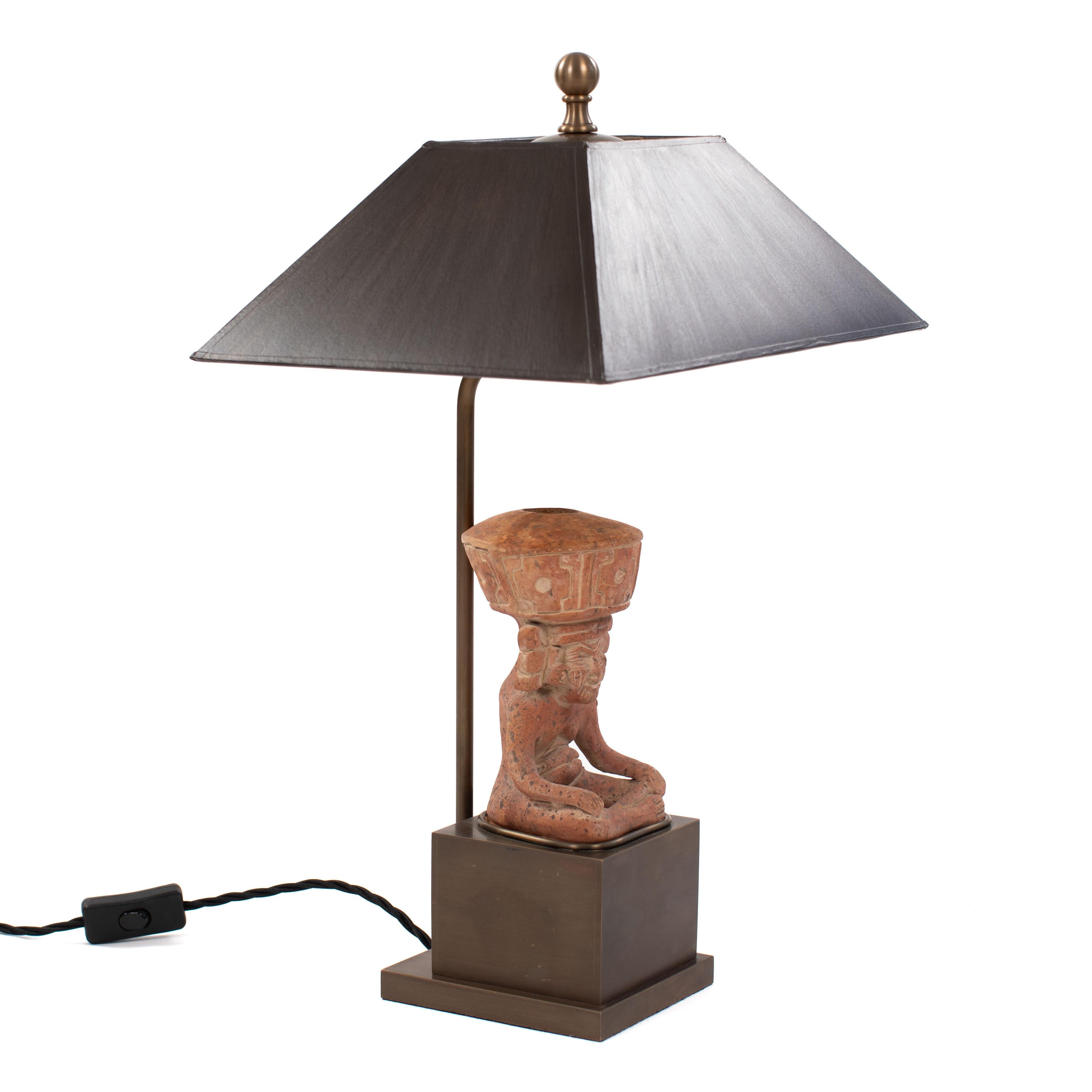 Figural Terracotta Table Lamp of a Sitting Priest with Brown Shade, Mexico 1930s en venta 3