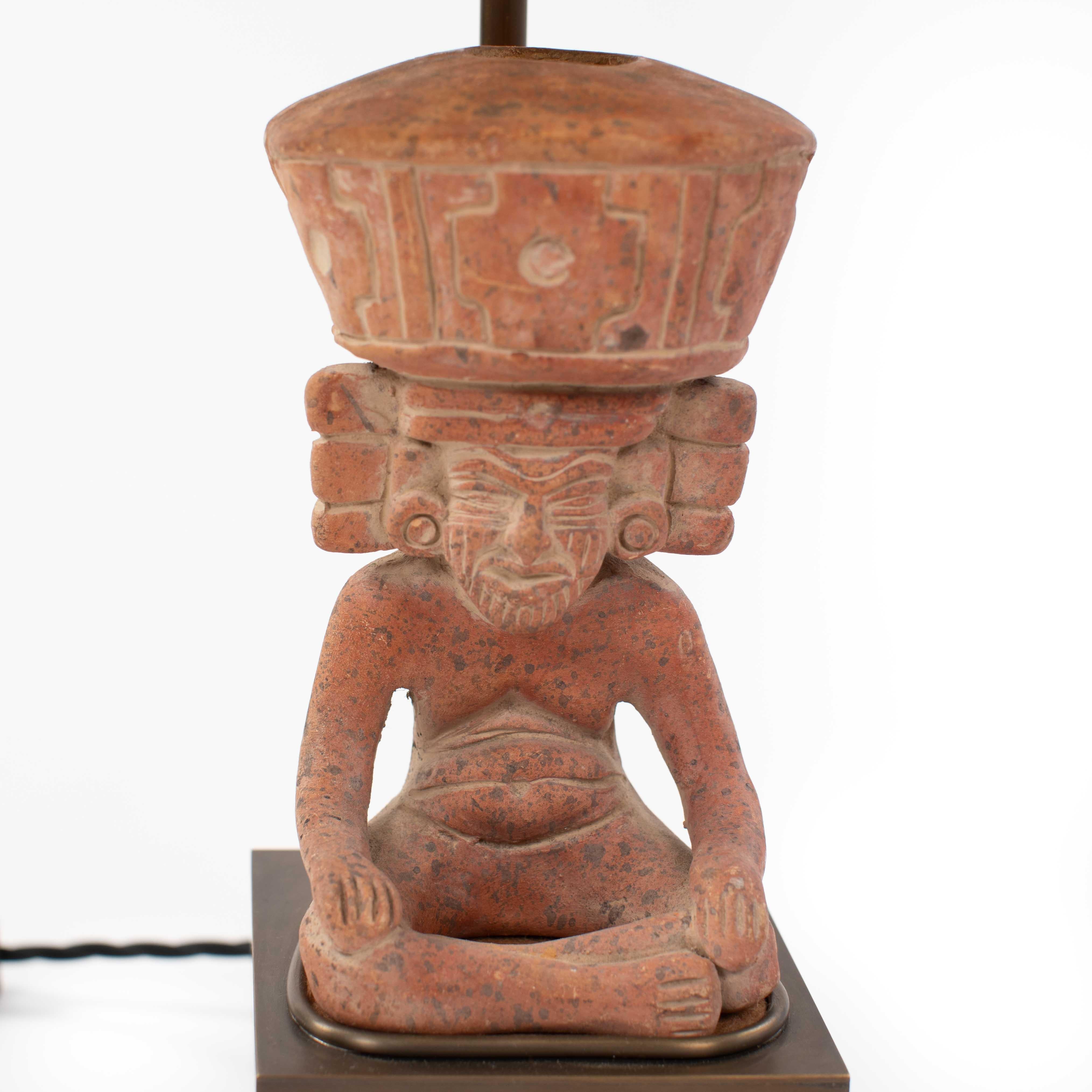 Figural Terracotta Table Lamp of a Sitting Priest with Brown Shade, Mexico 1930s en venta 7