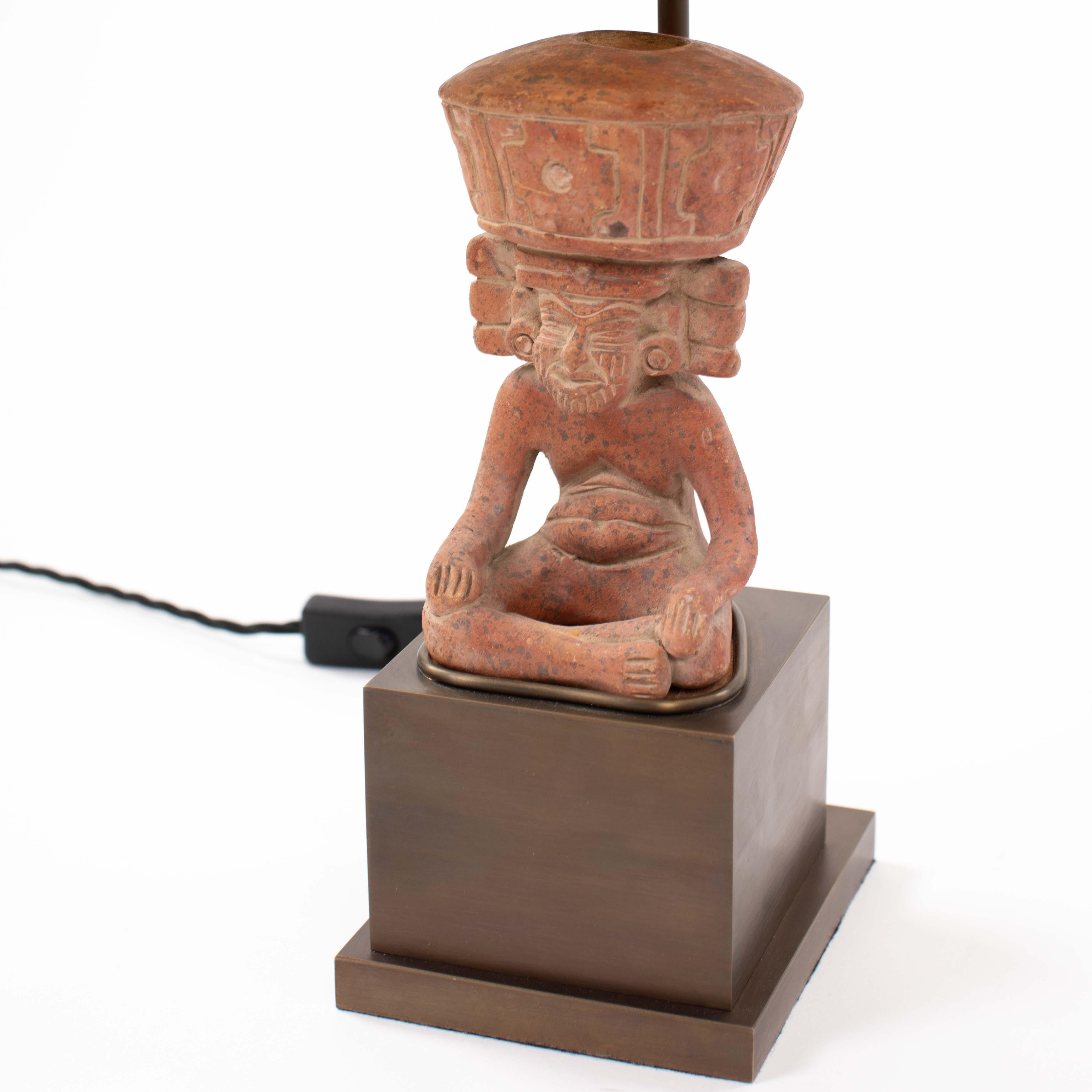 Figural Terracotta Table Lamp of a Sitting Priest with Brown Shade, Mexico 1930s en venta 8