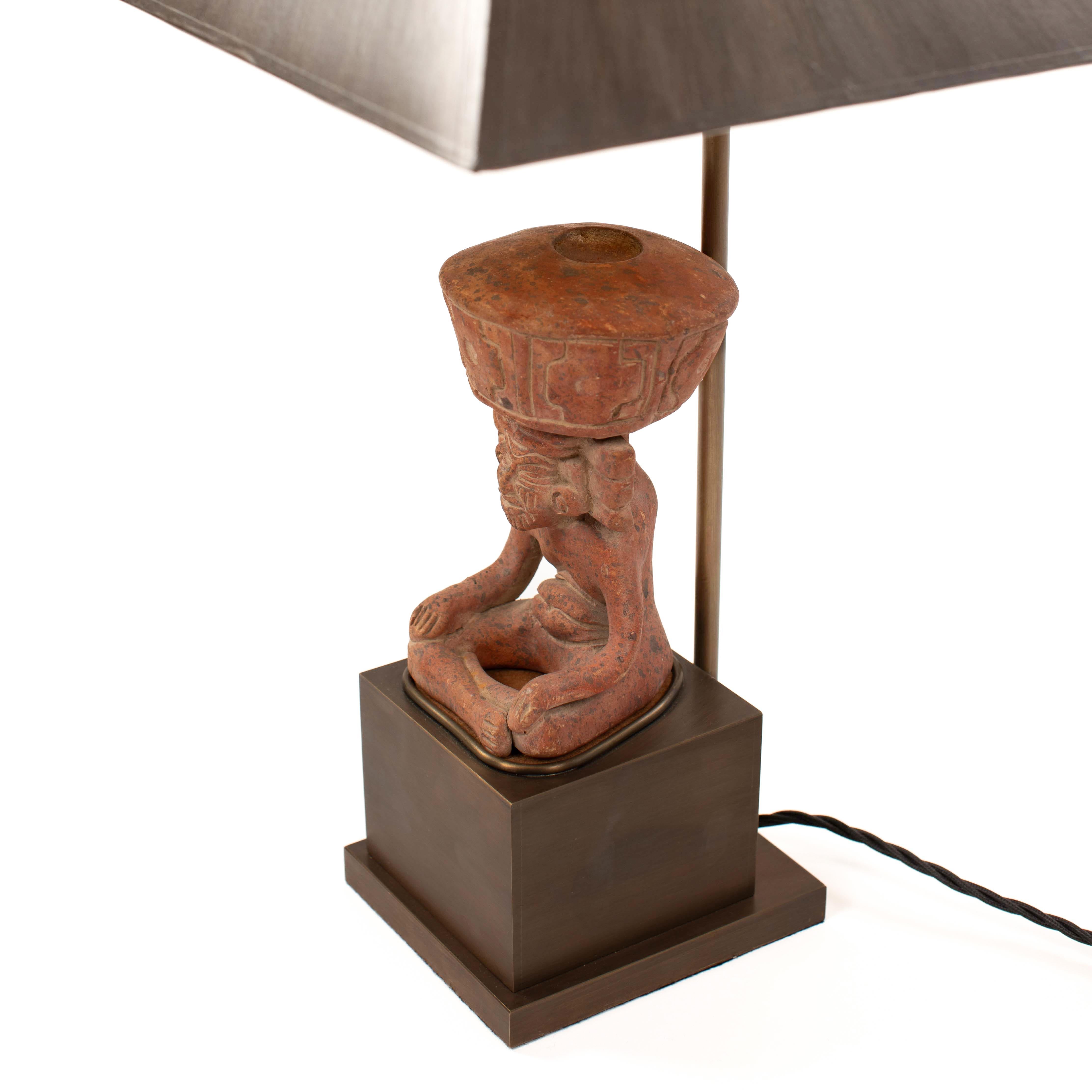 Figural Terracotta Table Lamp of a Sitting Priest with Brown Shade, Mexico 1930s en venta 9