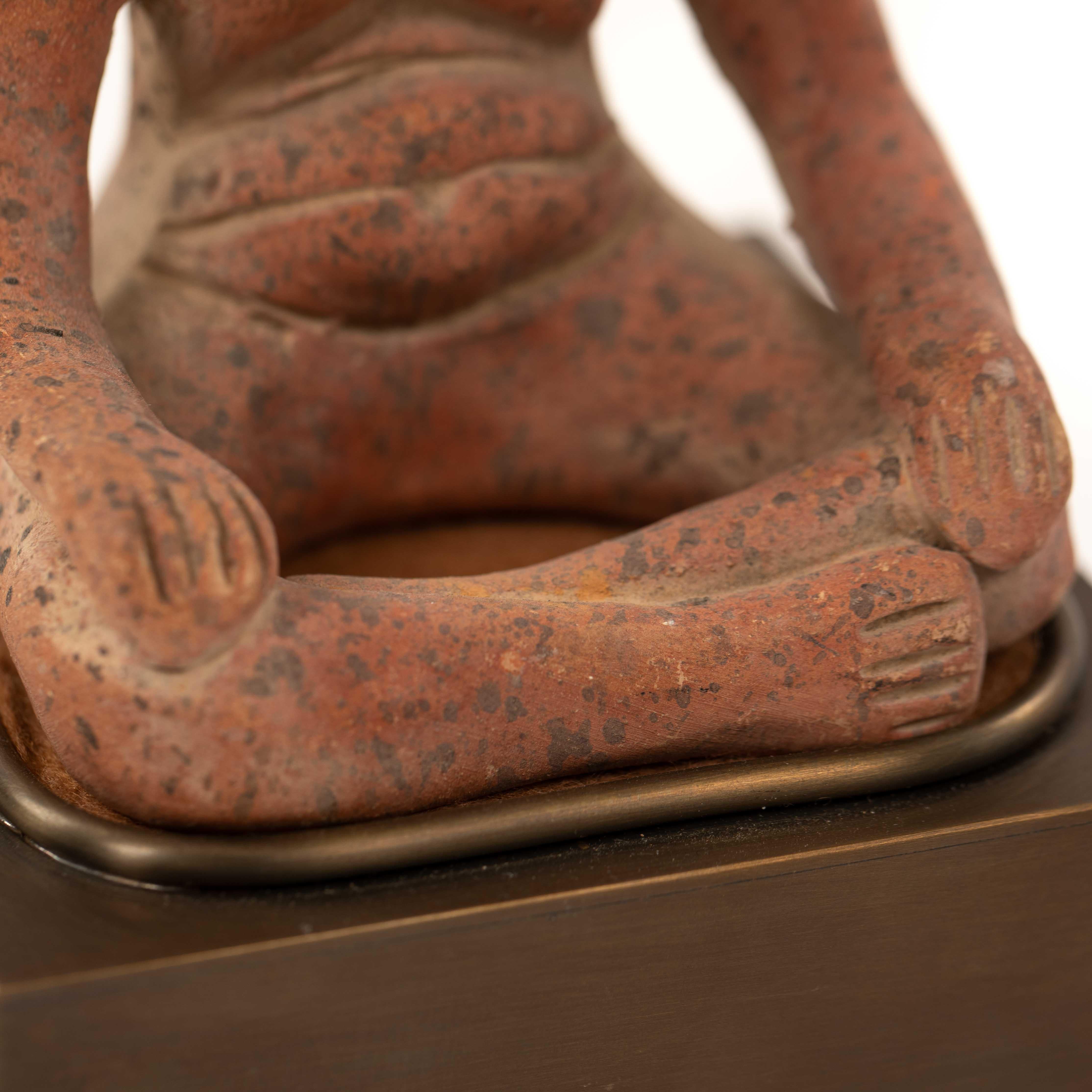 Figural Terracotta Table Lamp of a Sitting Priest with Brown Shade, Mexico 1930s en venta 11