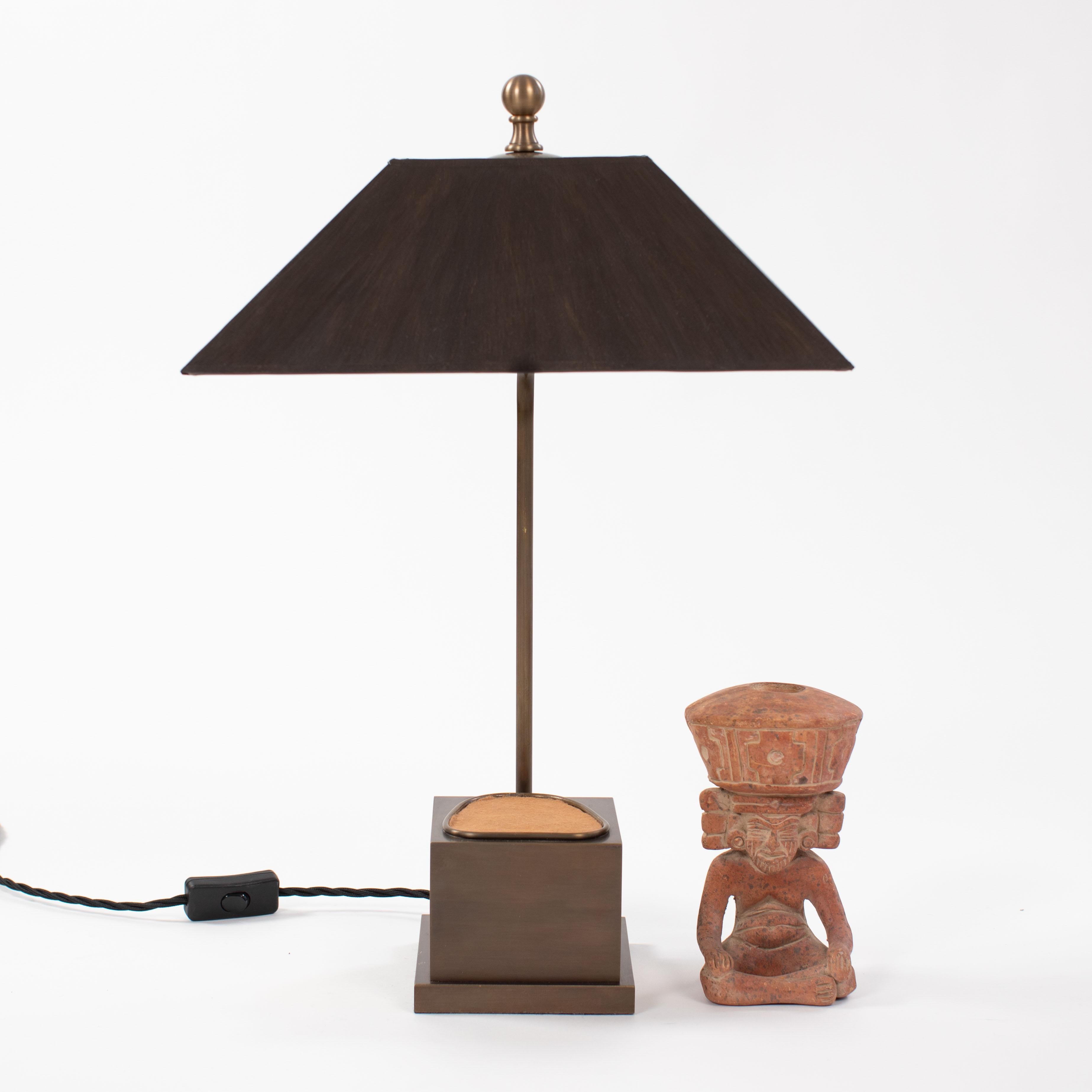 Figural Terracotta Table Lamp of a Sitting Priest with Brown Shade, Mexico 1930s Mexicano en venta