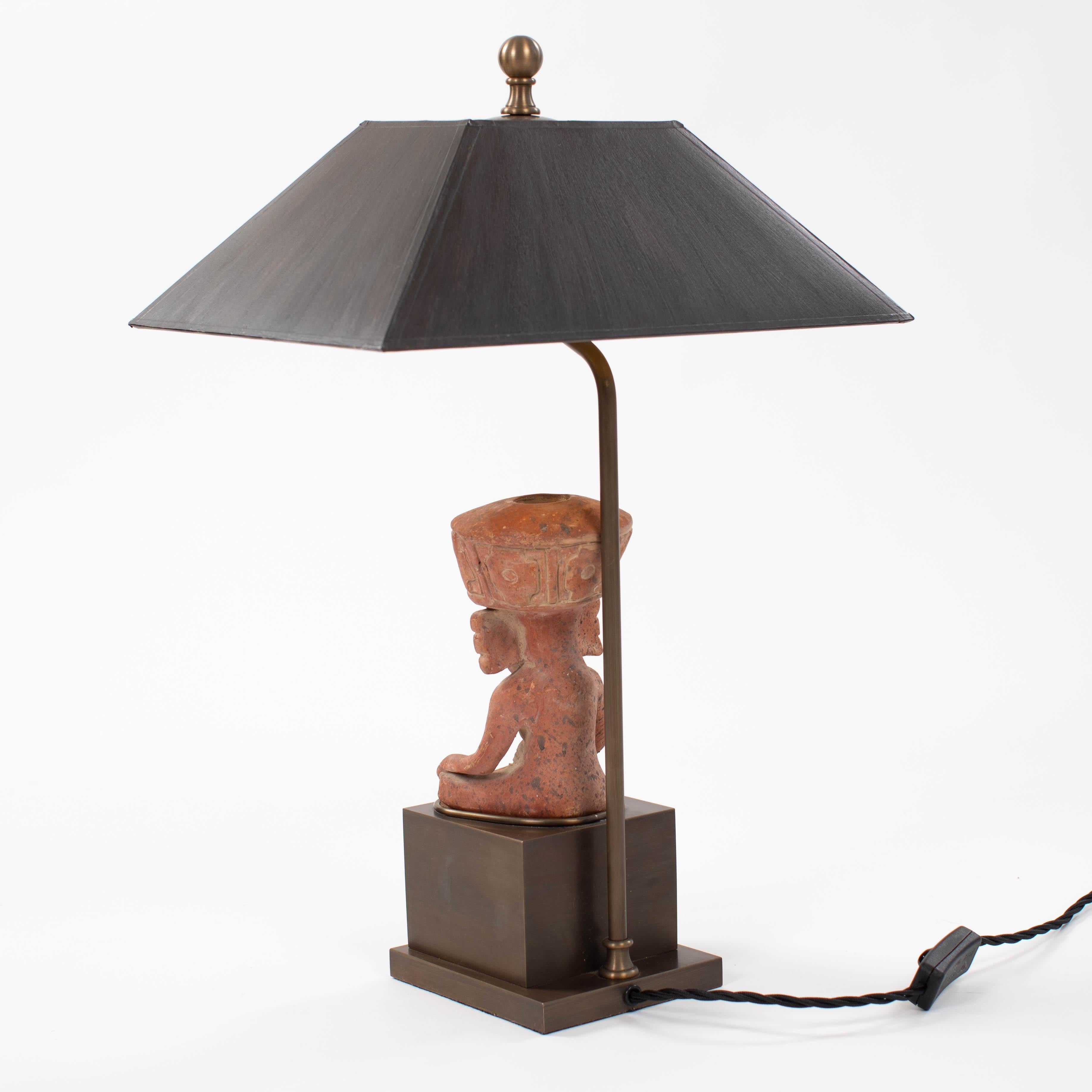 Figural Terracotta Table Lamp of a Sitting Priest with Brown Shade, Mexico 1930s en Excelente estado para la venta en Salzburg, AT