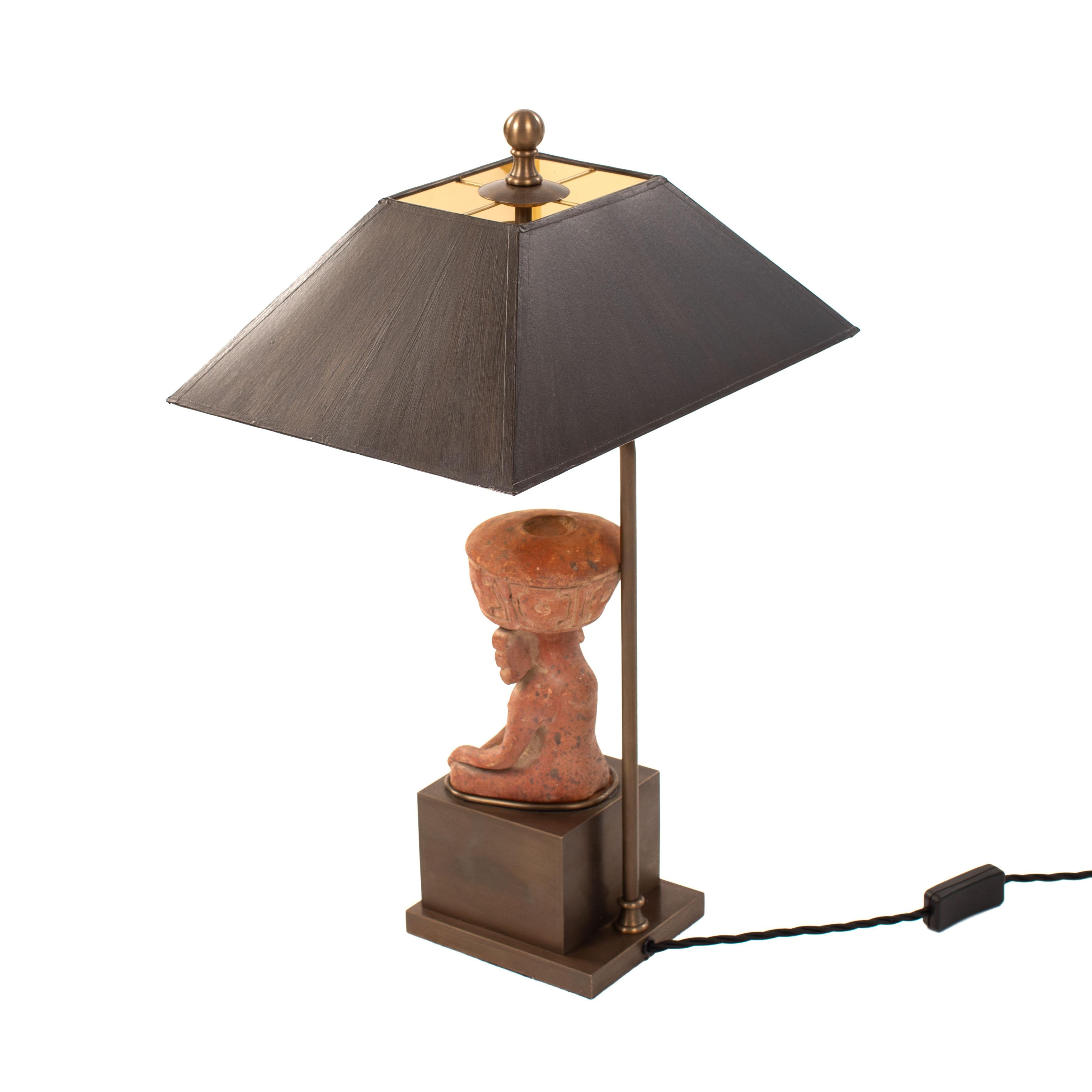 Figural Terracotta Table Lamp of a Sitting Priest with Brown Shade, Mexico 1930s mediados del siglo XX en venta