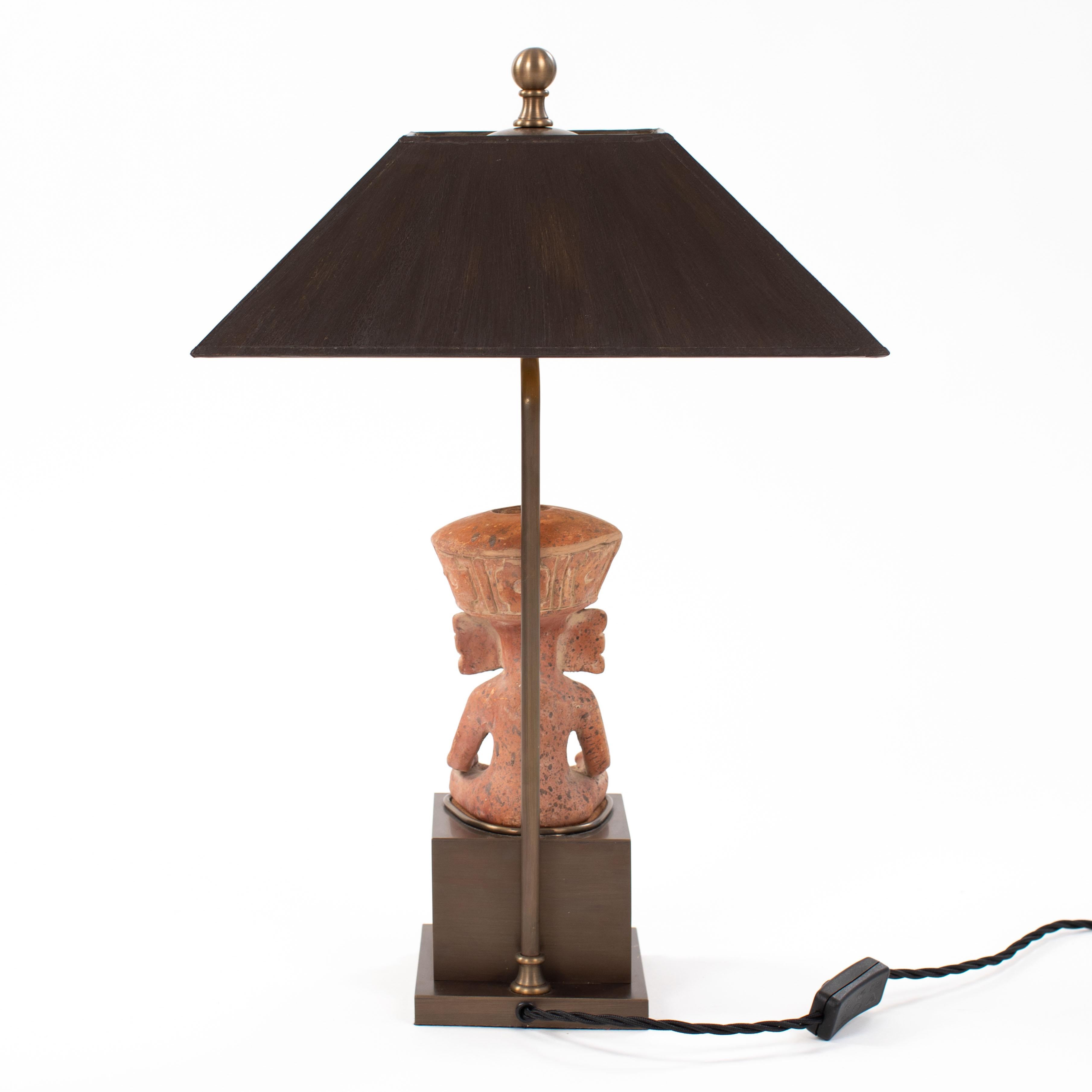 Figural Terracotta Table Lamp of a Sitting Priest with Brown Shade, Mexico 1930s Bronce en venta