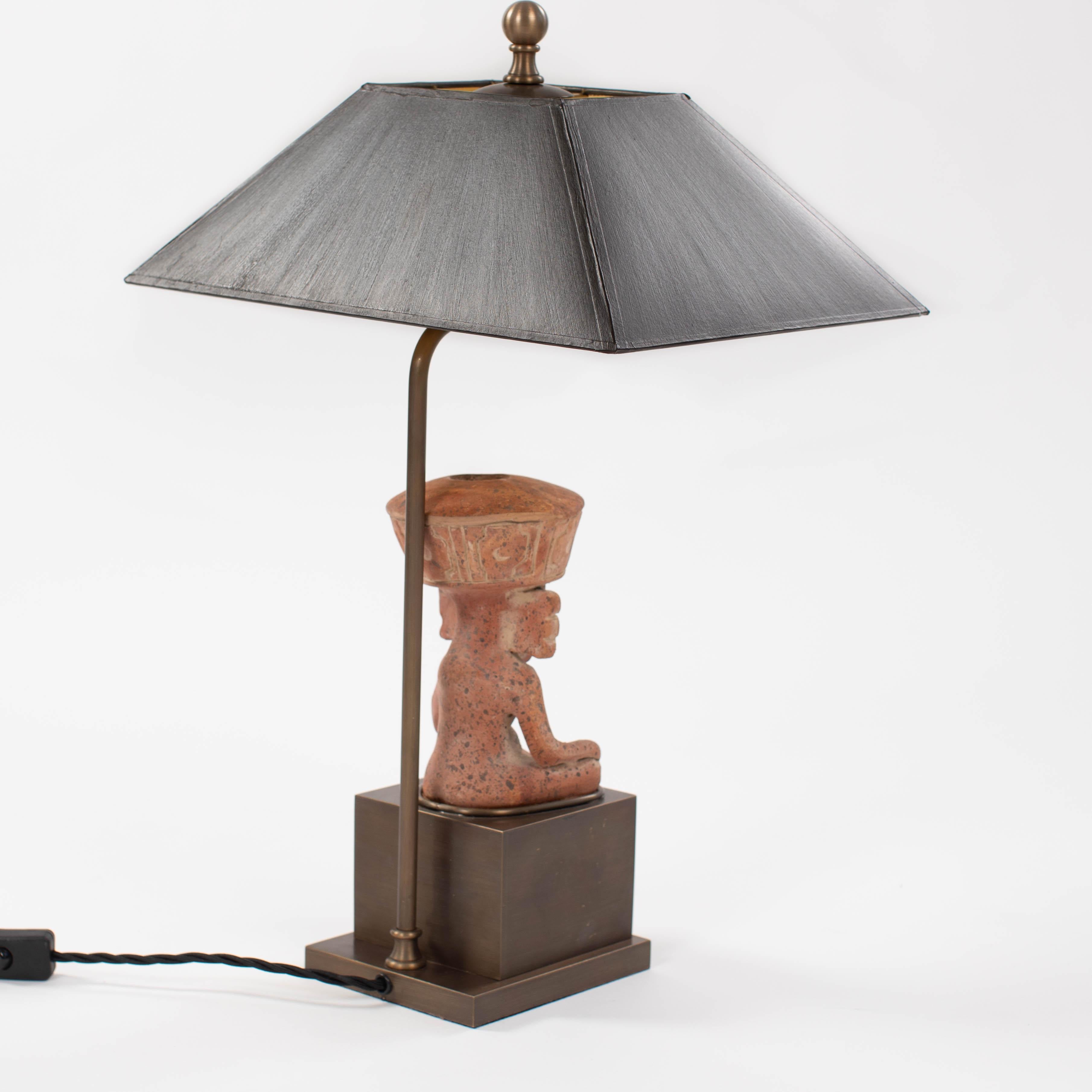 Figural Terracotta Table Lamp of a Sitting Priest with Brown Shade, Mexico 1930s en venta 1