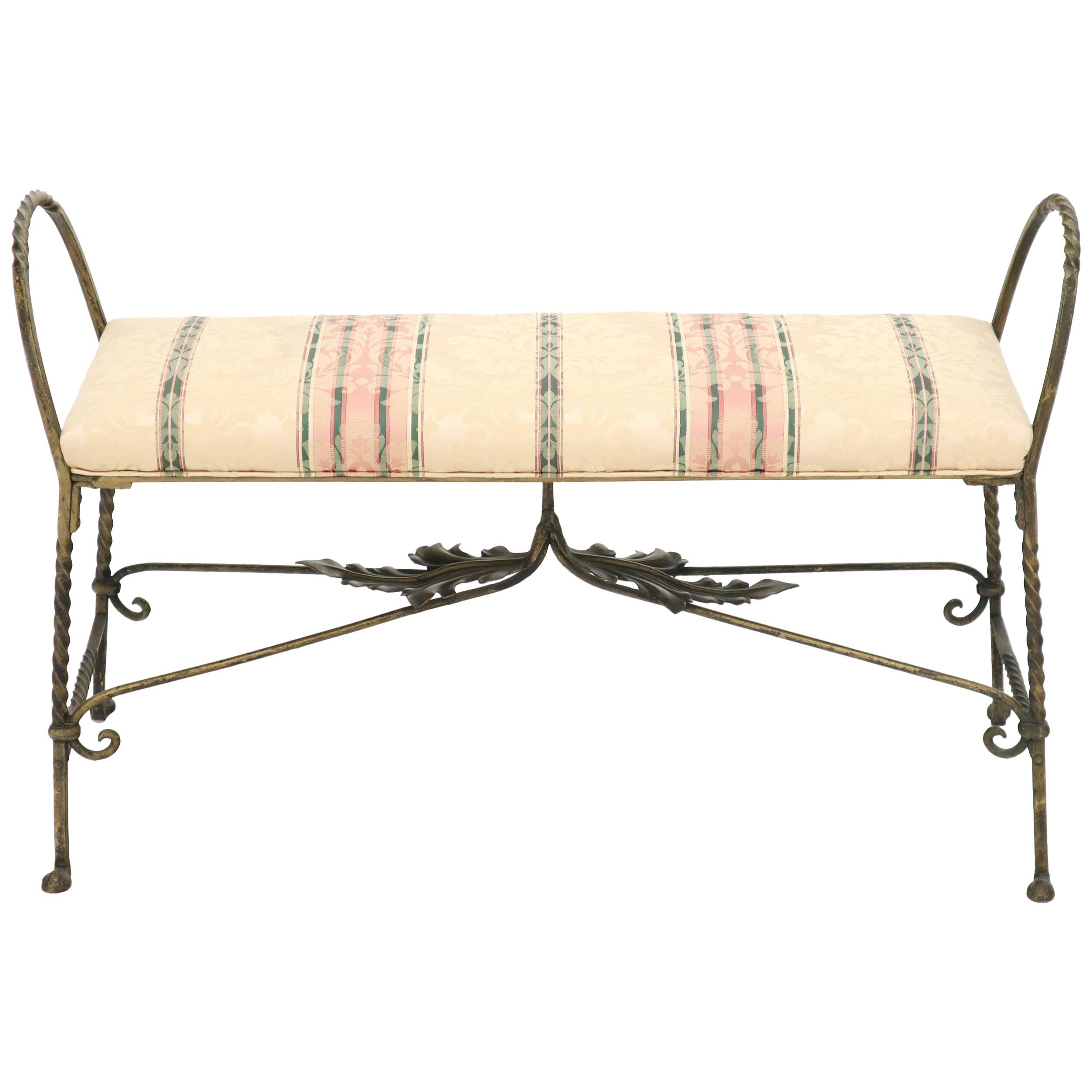 Banc de fenêtre en fer forgé torsadé avec motif figuratif de feuille de raisin