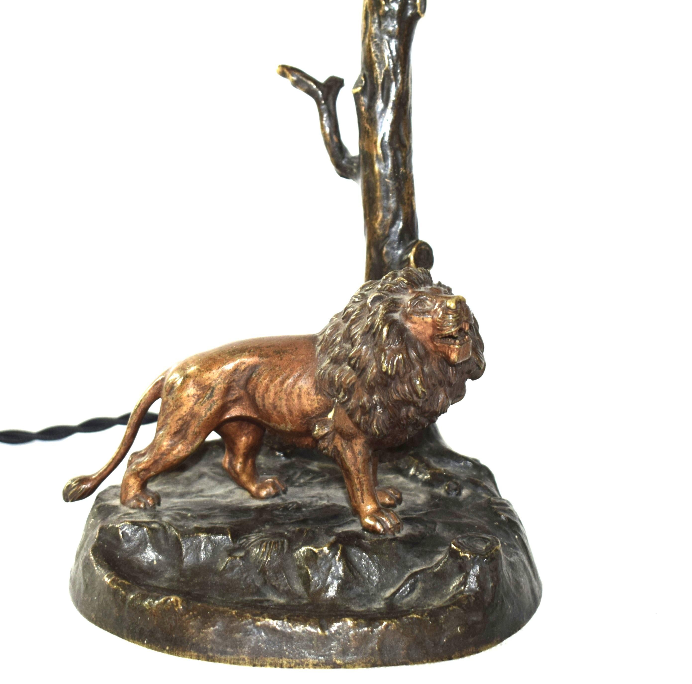 Figurale Jugendstil Tischlampe Wiener Bronze mit Löwen Art Nouveau en venta