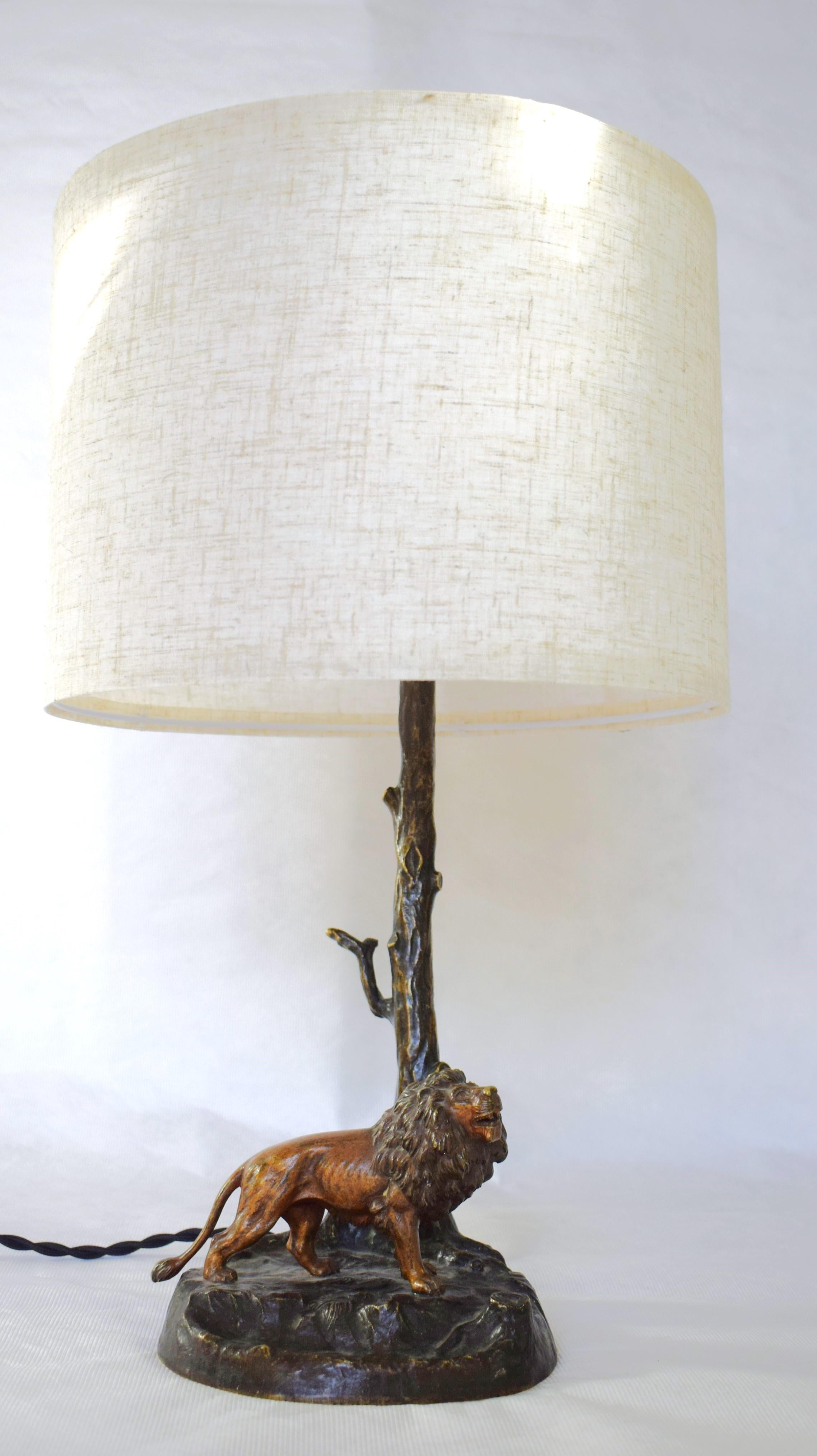 Figurale Jugendstil Tischlampe Wiener Bronze mit Löwen Austríaco en venta