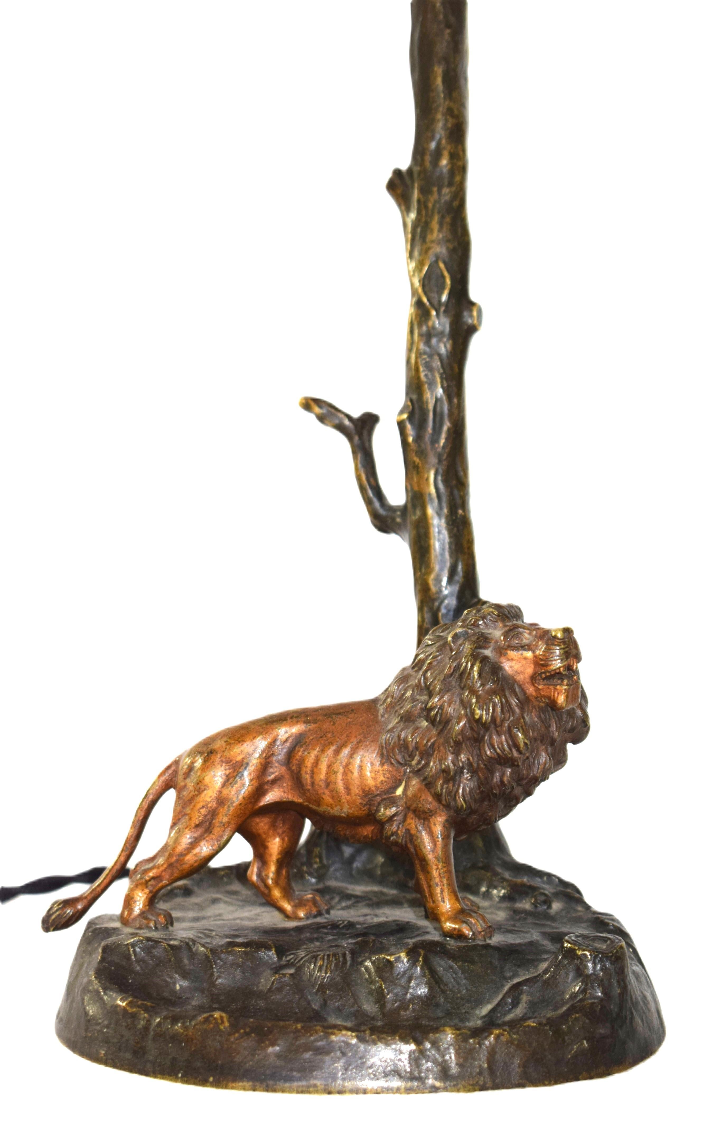 Figurale Jugendstil Tischlampe Wiener Bronze mit Löwen Hecho a mano en venta