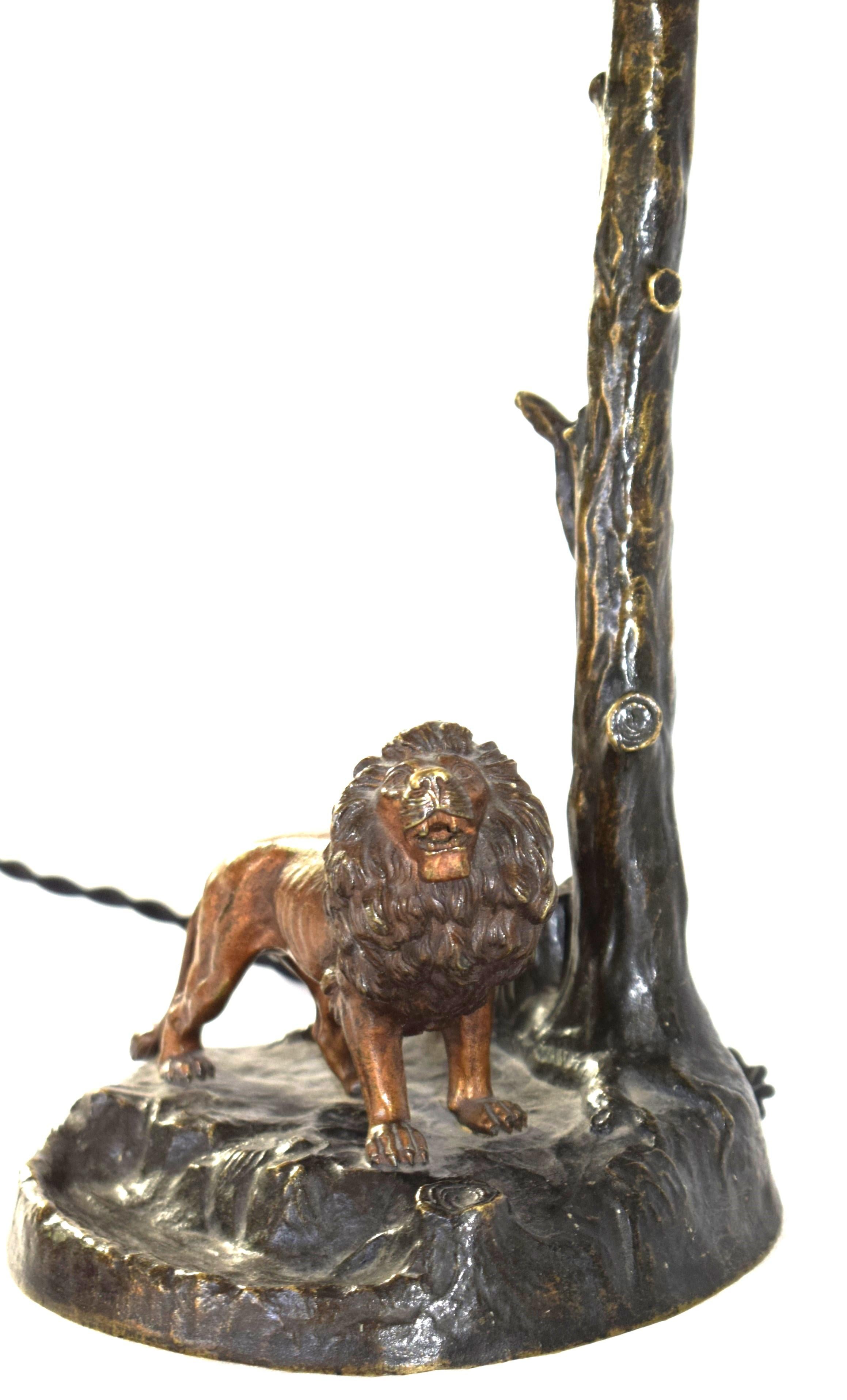 Figurale Jugendstil Tischlampe Wiener Bronze mit Löwen en Bueno estado para la venta en Purkersdorf, AT