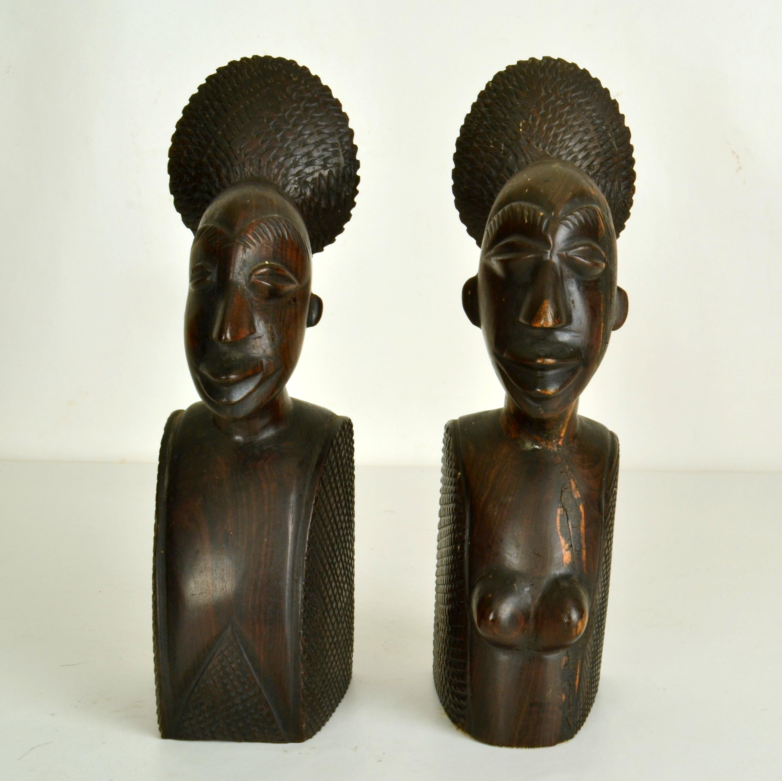 Mid-Century Modern Paire de serre-livres africains figuratifs sculptés en bois de feuillus en vente