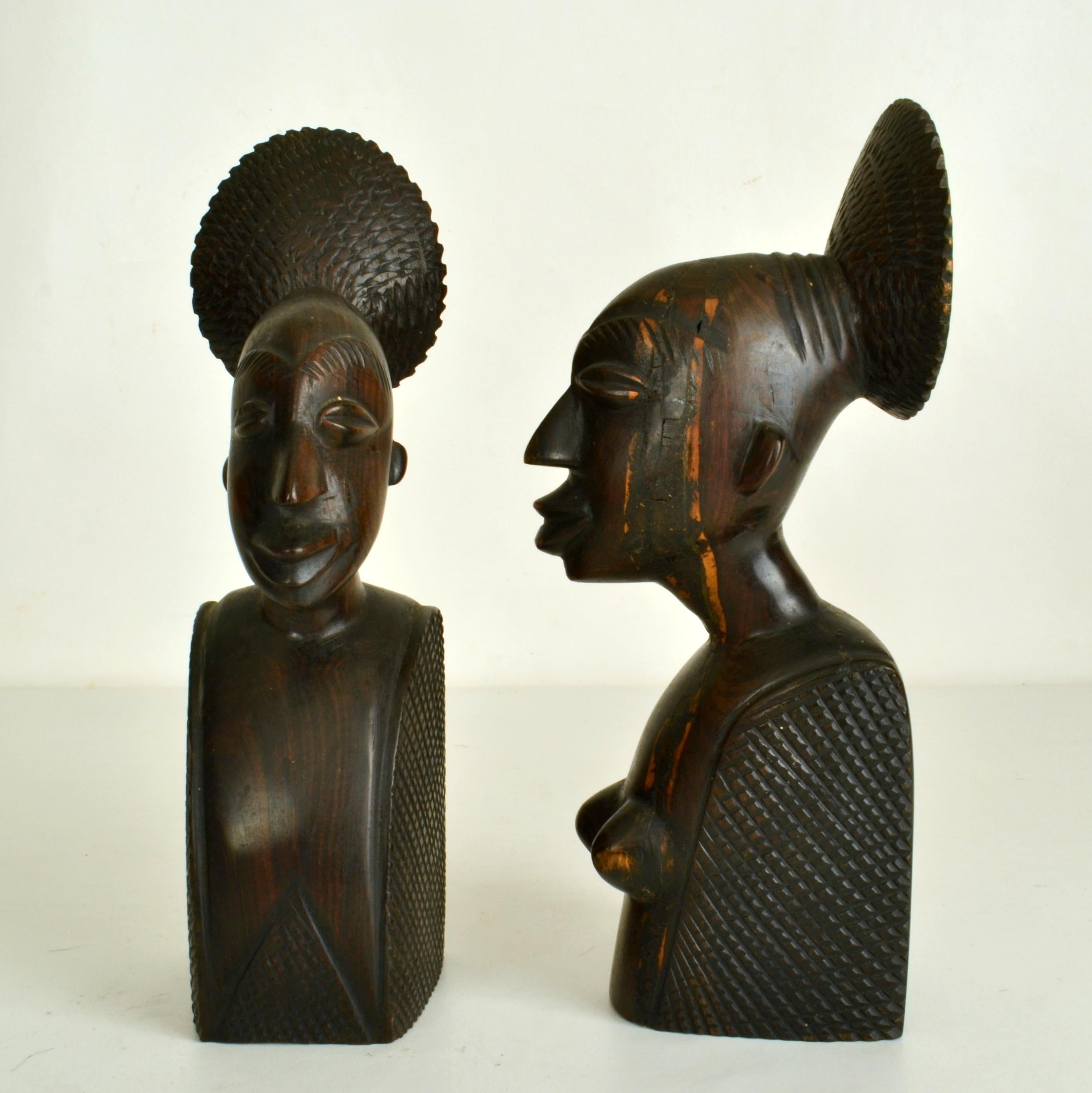 Pair of Figurative African Bookends Carved in Hardwood In Excellent Condition For Sale In London, GB