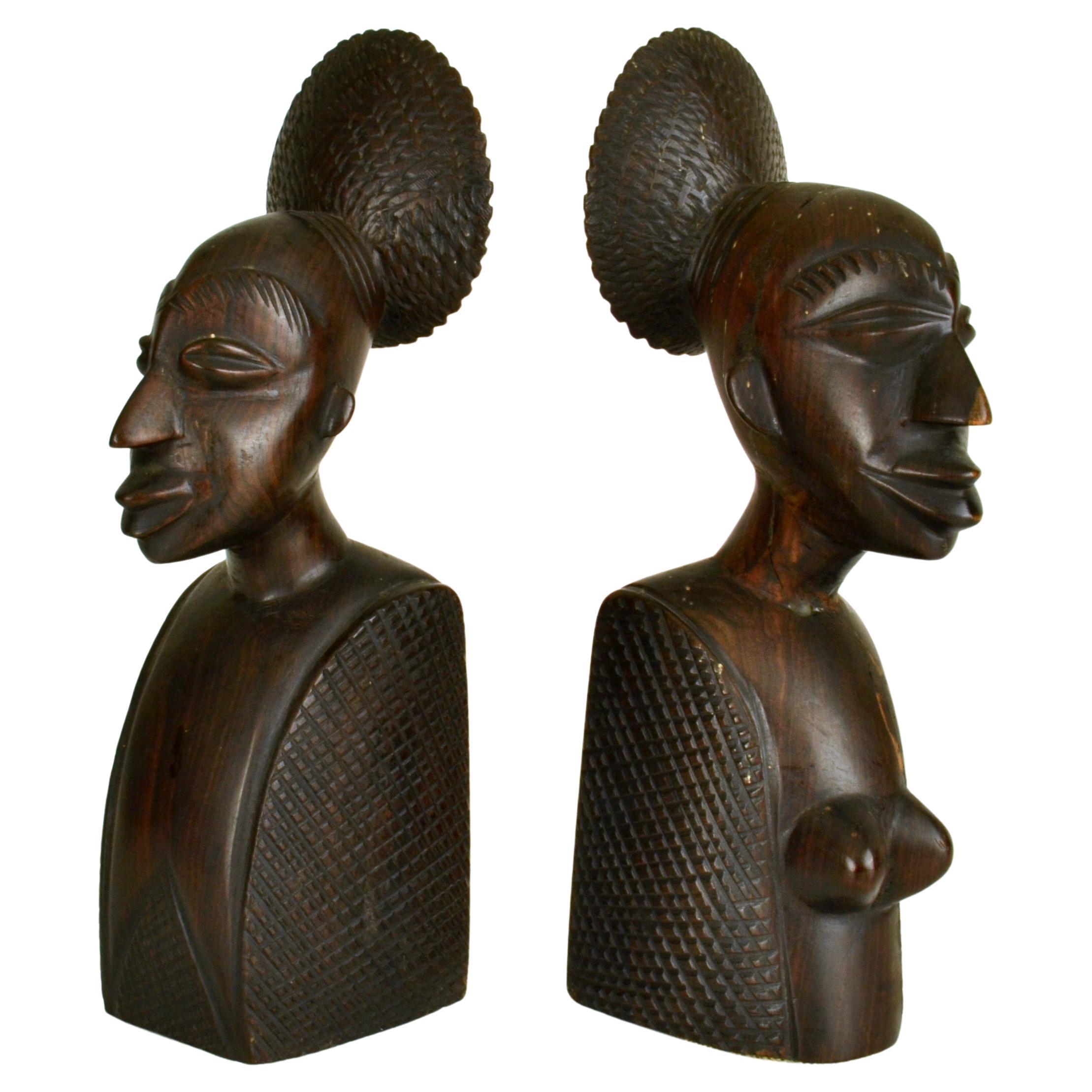 Paire de serre-livres africains figuratifs sculptés en bois de feuillus
