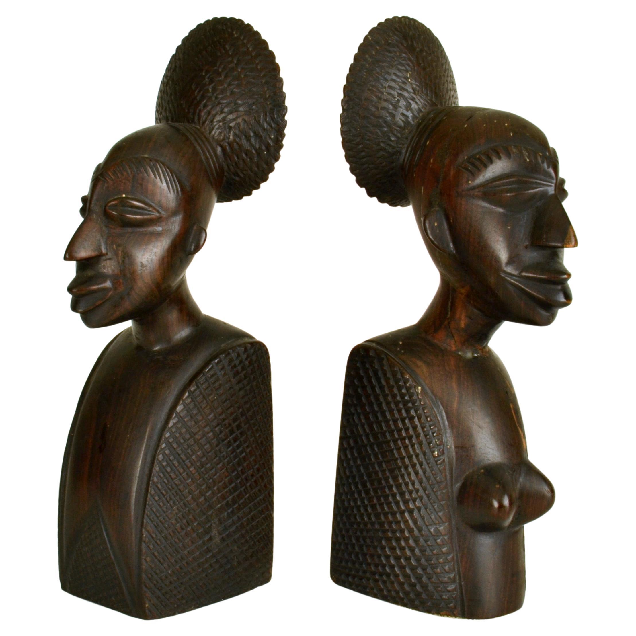 Coppia di reggilibri africani figurativi intagliati nel legno duro