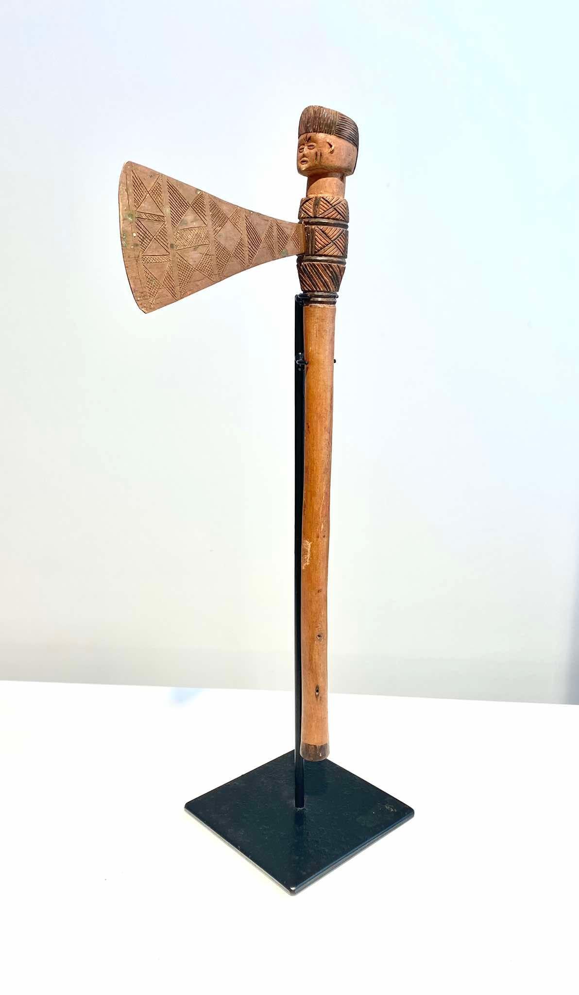 Ascia figurativa della tribù Tshokwe / Chokwe / Lwena - DR Congo Inizio XX secolo
Tribù : Tshokwe / Lwena
Paese DR Congo o Angola
Periodo: 1920 circa
Lama di rame
Lunghezza del manico in Wood: 52 cm
Condizioni perfette
Qualità da museo!