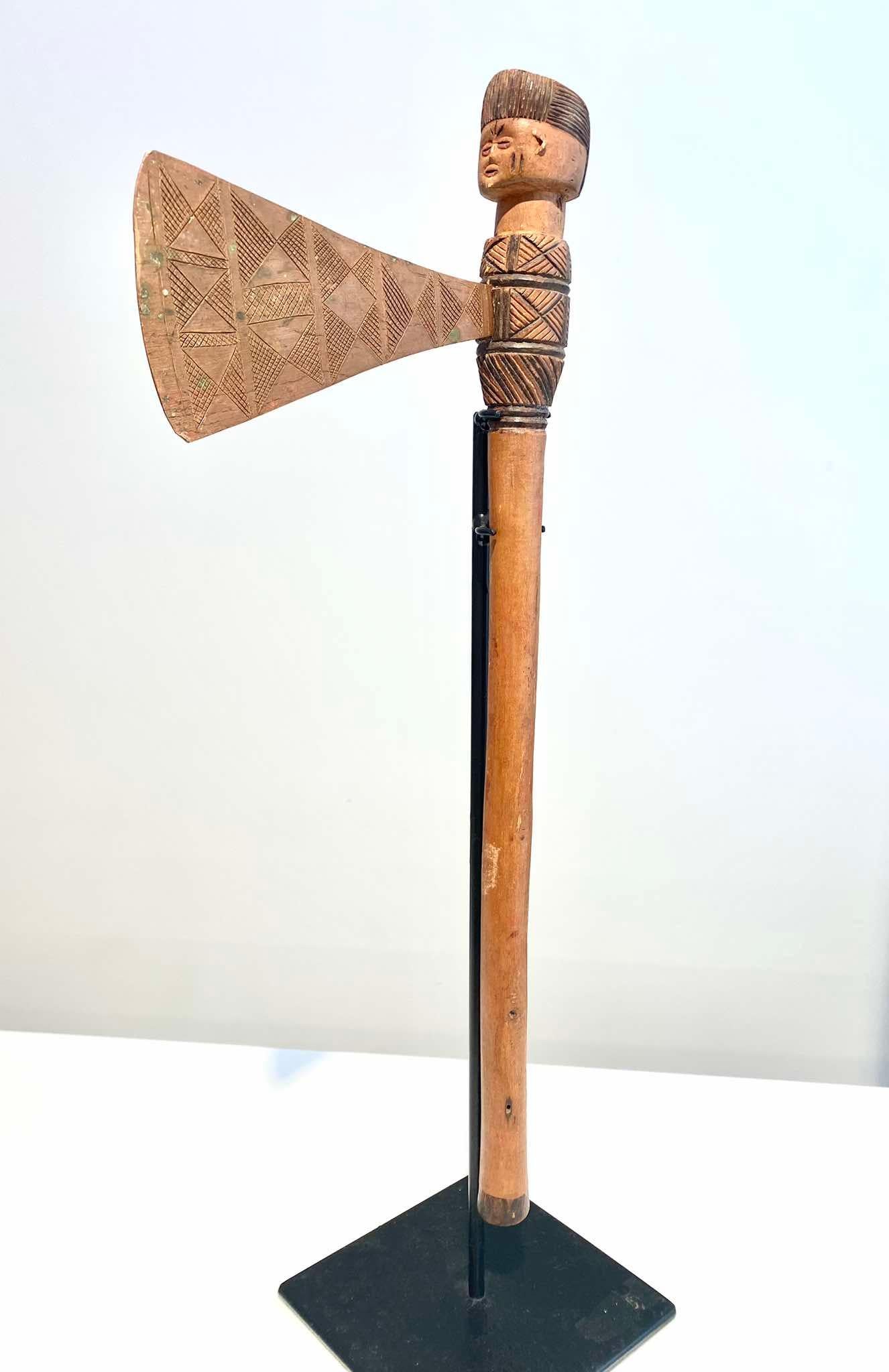 Angolano Ascia figurativa della tribù Tshokwe / Chokwe / Lwena DR Congo Inizio 20° Angola in vendita