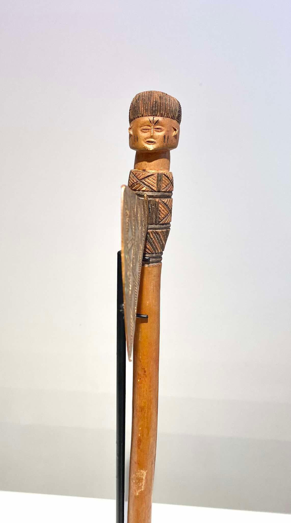 XX secolo Ascia figurativa della tribù Tshokwe / Chokwe / Lwena DR Congo Inizio 20° Angola in vendita