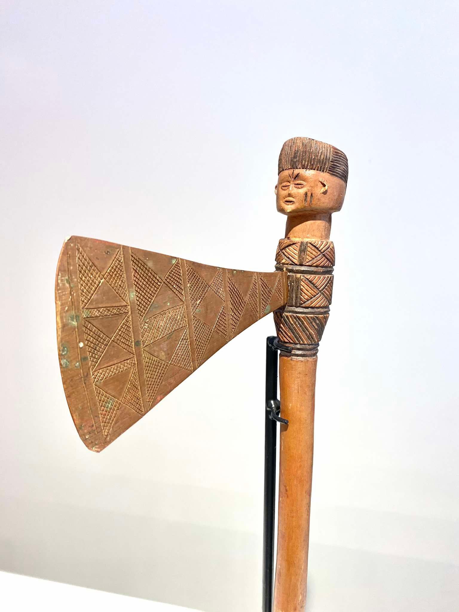 Rame Ascia figurativa della tribù Tshokwe / Chokwe / Lwena DR Congo Inizio 20° Angola in vendita