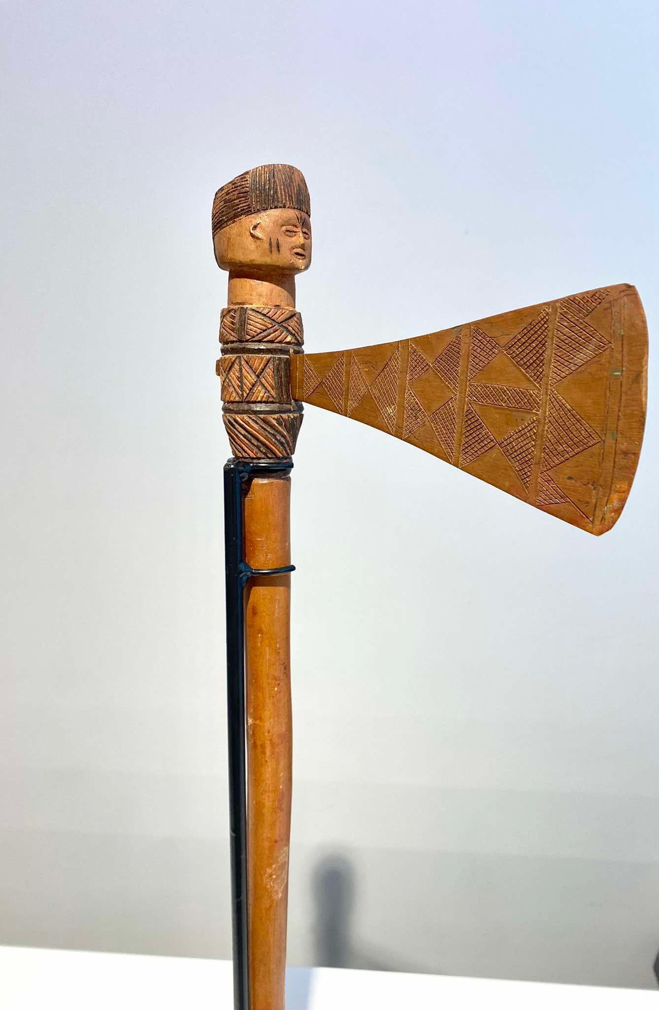 Ascia figurativa della tribù Tshokwe / Chokwe / Lwena DR Congo Inizio 20° Angola in vendita 2