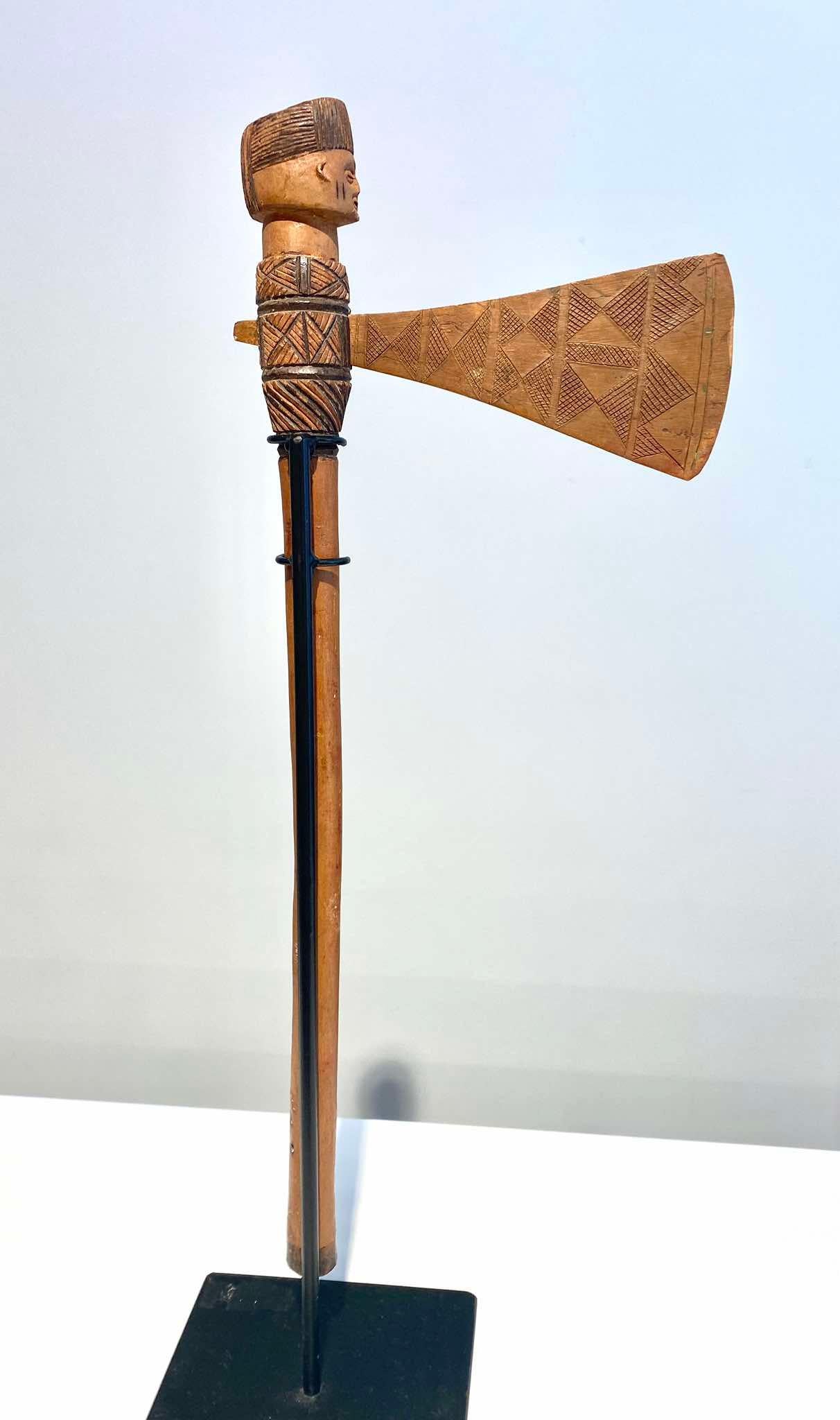 Ascia figurativa della tribù Tshokwe / Chokwe / Lwena DR Congo Inizio 20° Angola in vendita 3