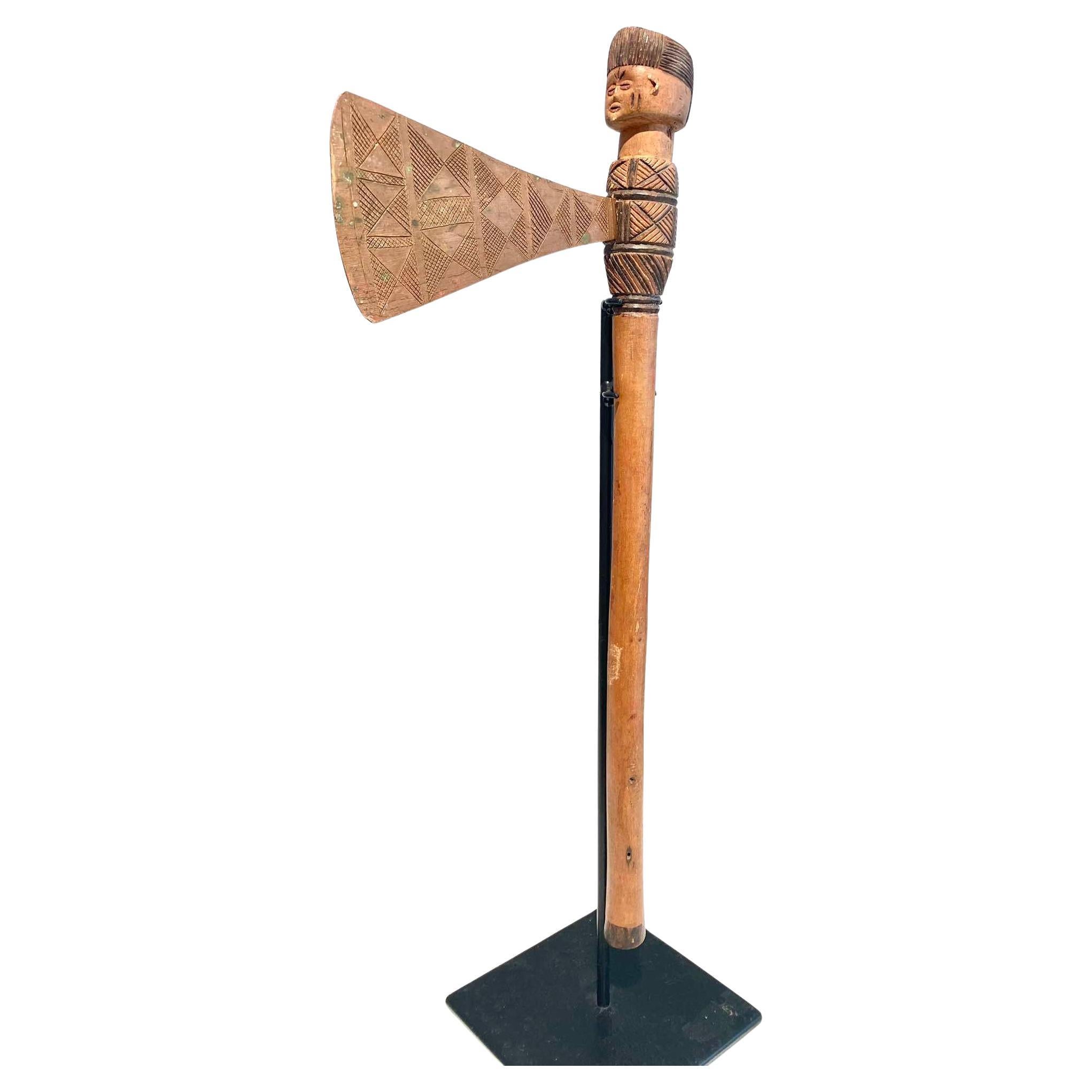 Figurative Axt vom Stamm der Tshokwe / Chokwe / Lwena DR Kongo Anfang des 20. Jahrhunderts Angola