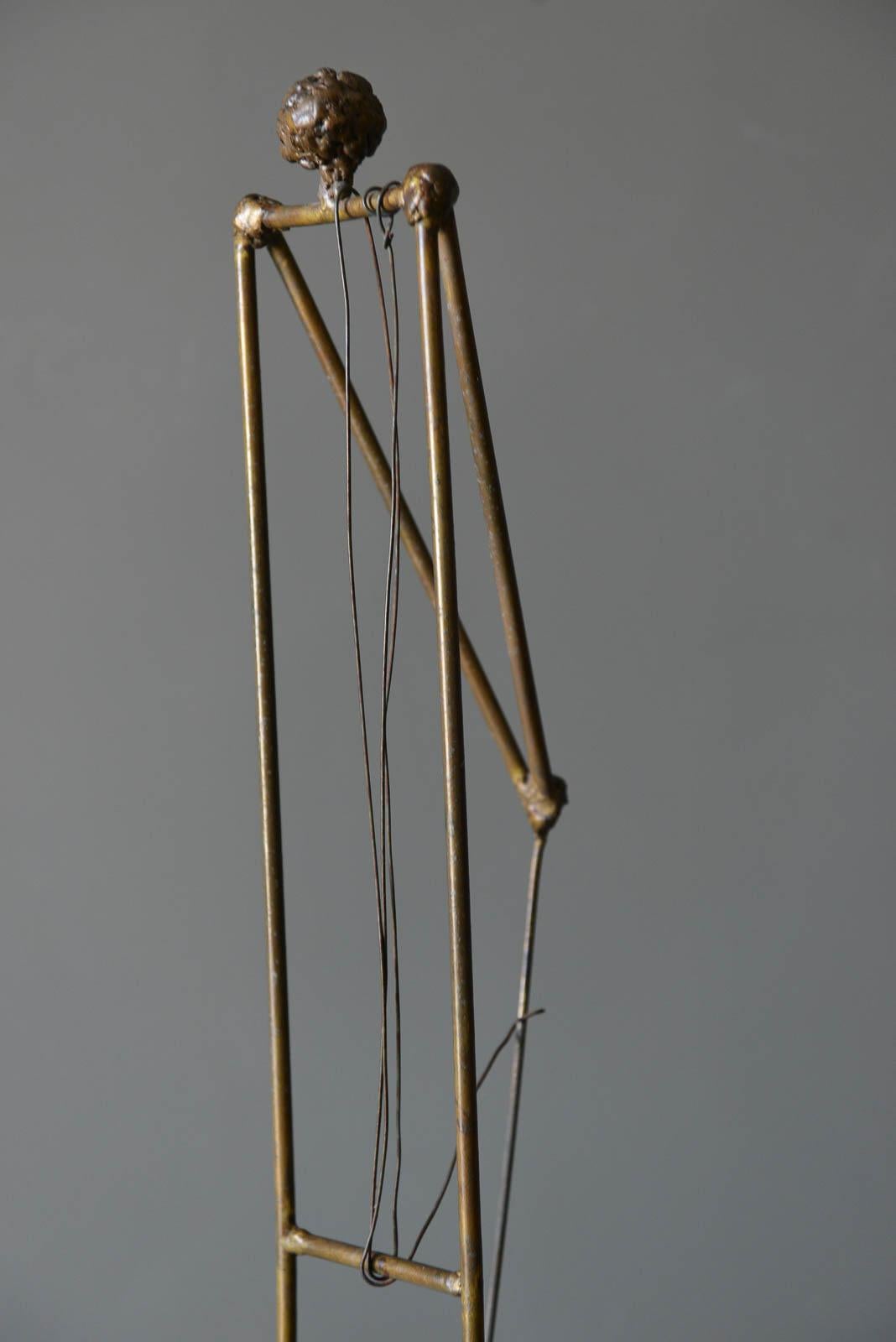 Figurative Bronzeskulptur des kalifornischen Künstlers Ken Vares, 1968 im Angebot 3
