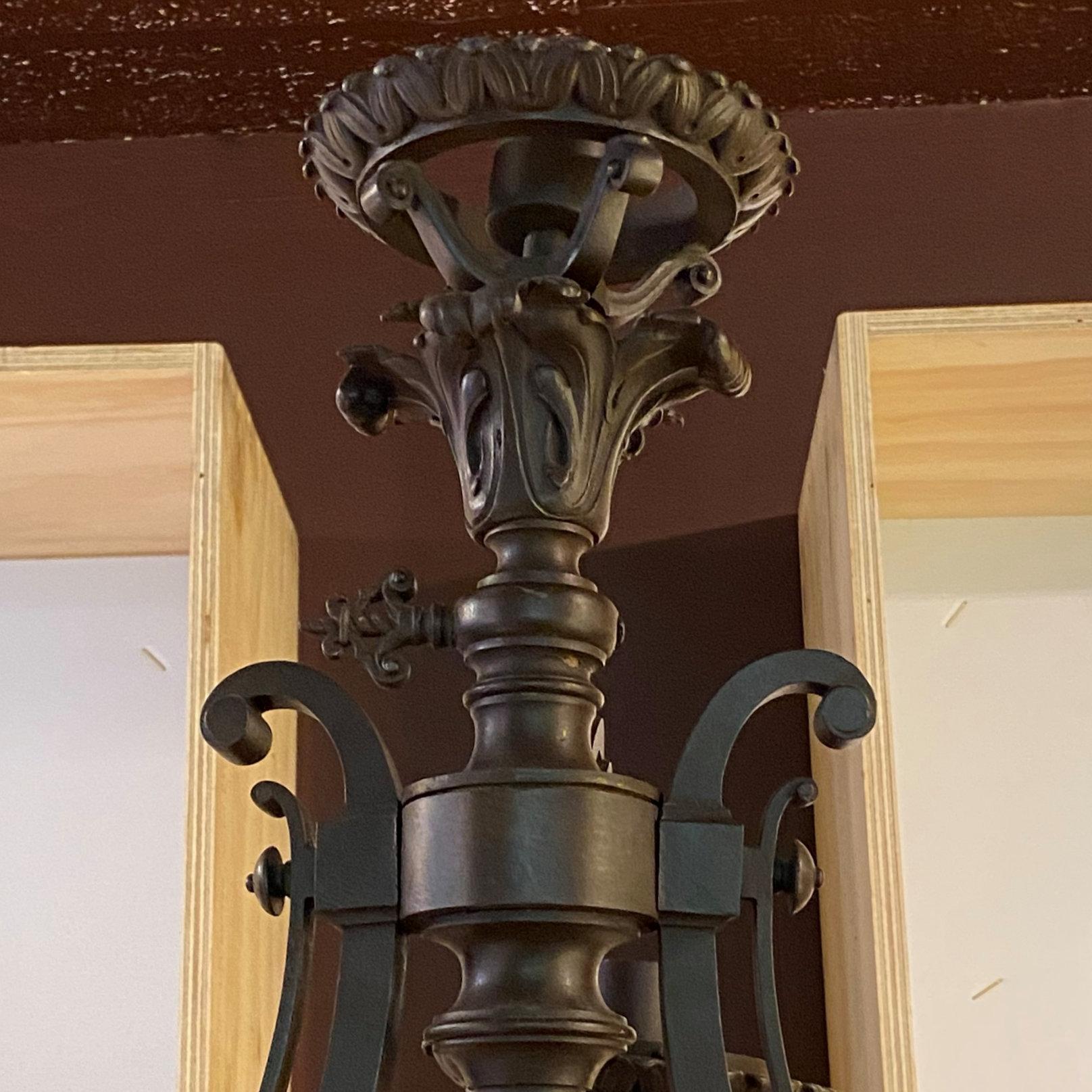 Unser außergewöhnlicher Fackellüster aus patinierter Bronze, der eine Sklavin darstellt, stammt aus dem Hause Lacarrière Frères & Delatours.  Signiert 