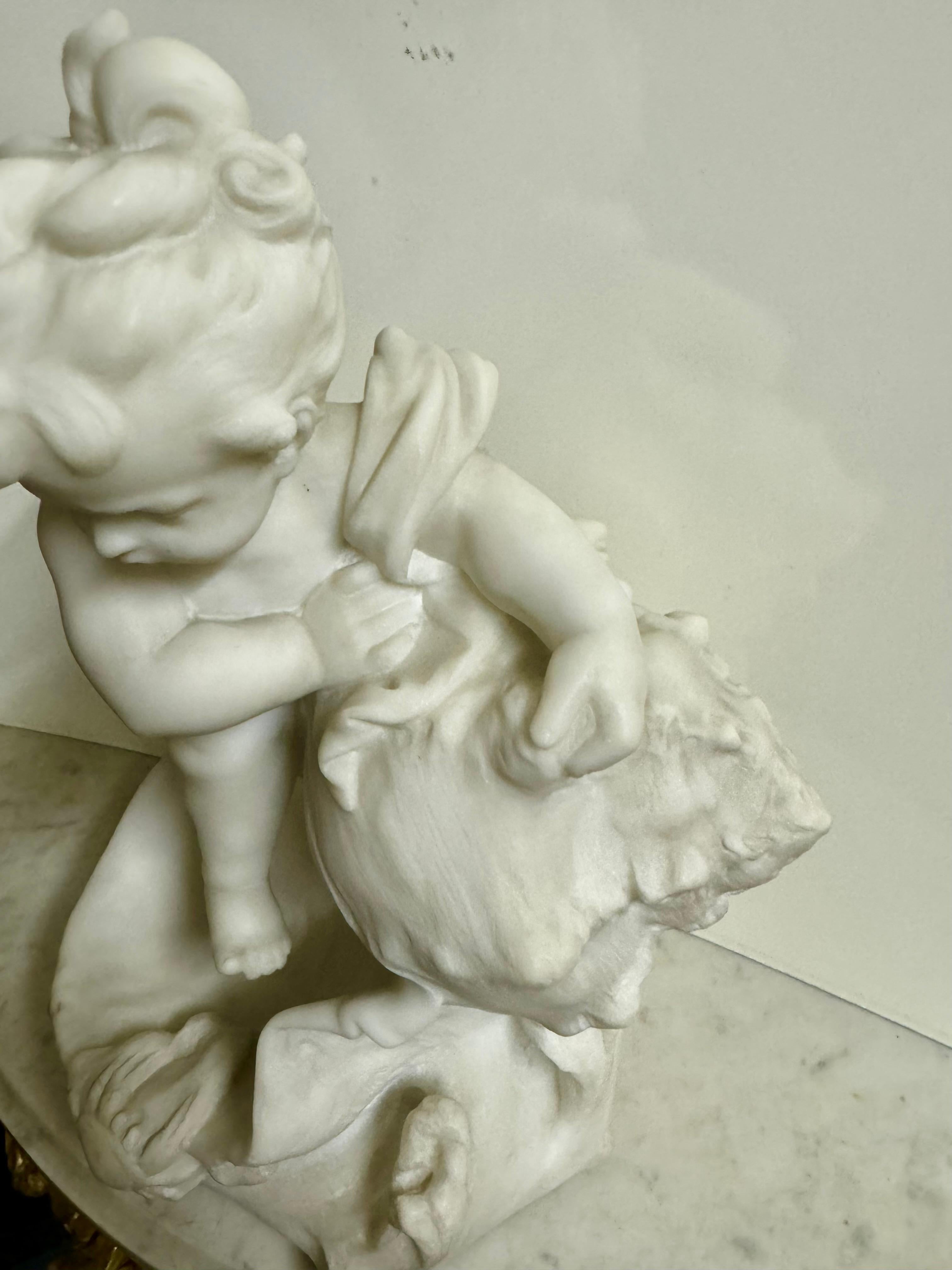 Amori in marmo di carrara estremamente rari e di alta qualità seduti su una roccia di Hippolyte Francois Moreau  ,uno dei migliori scultori al biginniing  del 20° secolo