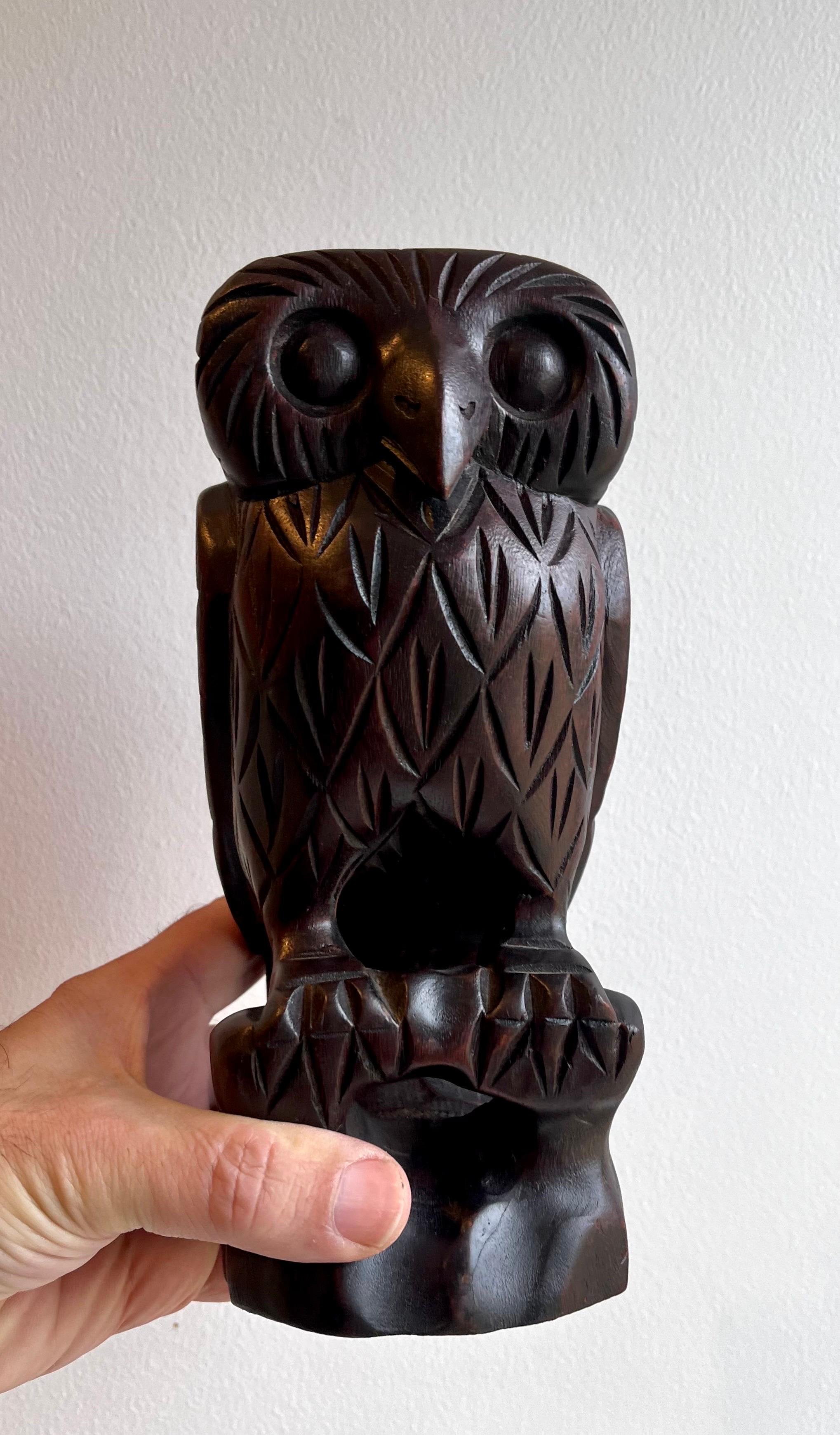 Escultura figurativa de búho de madera tallada, Artista desconocido en venta 2