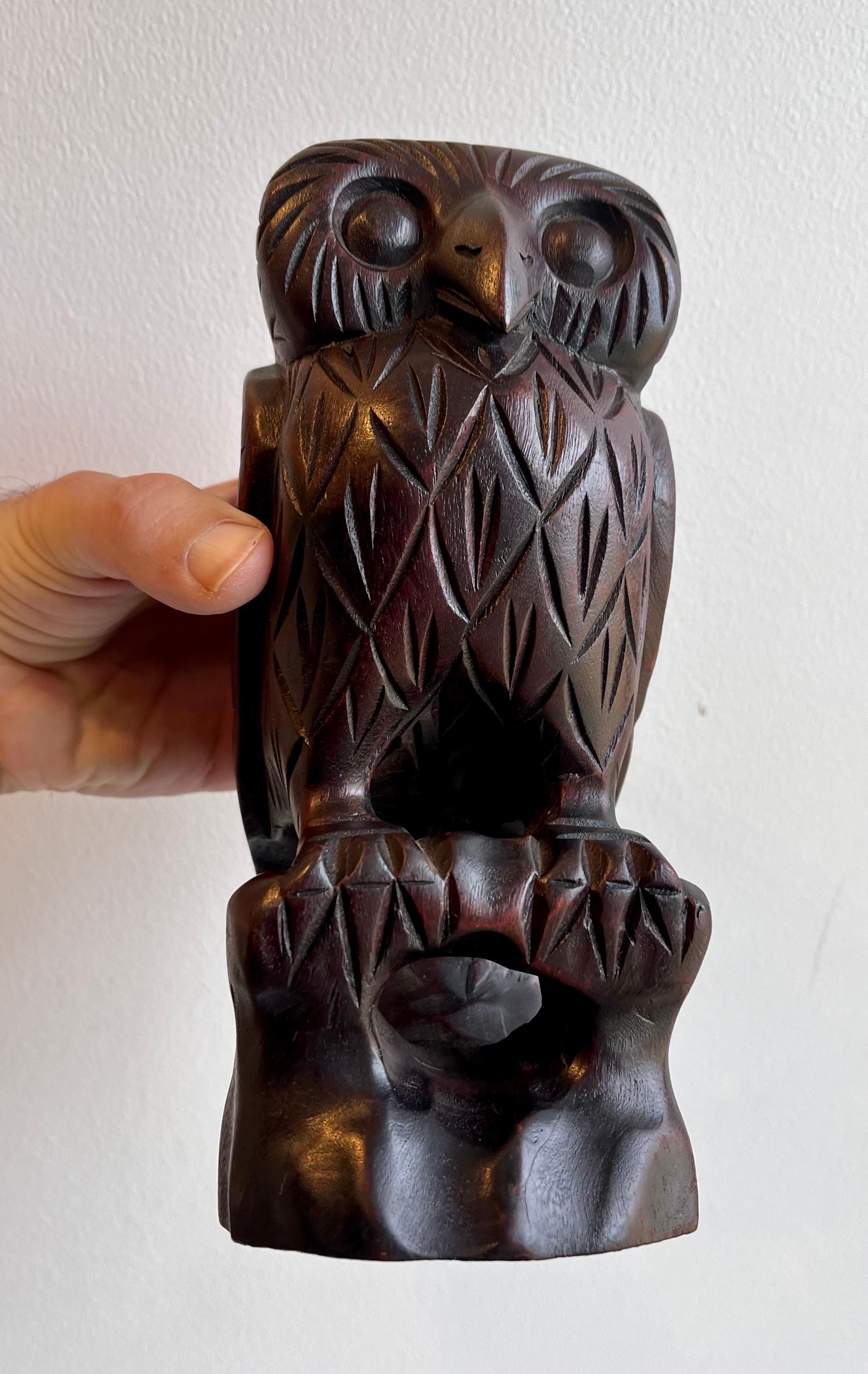 Escultura figurativa de búho de madera tallada, Artista desconocido en venta 3