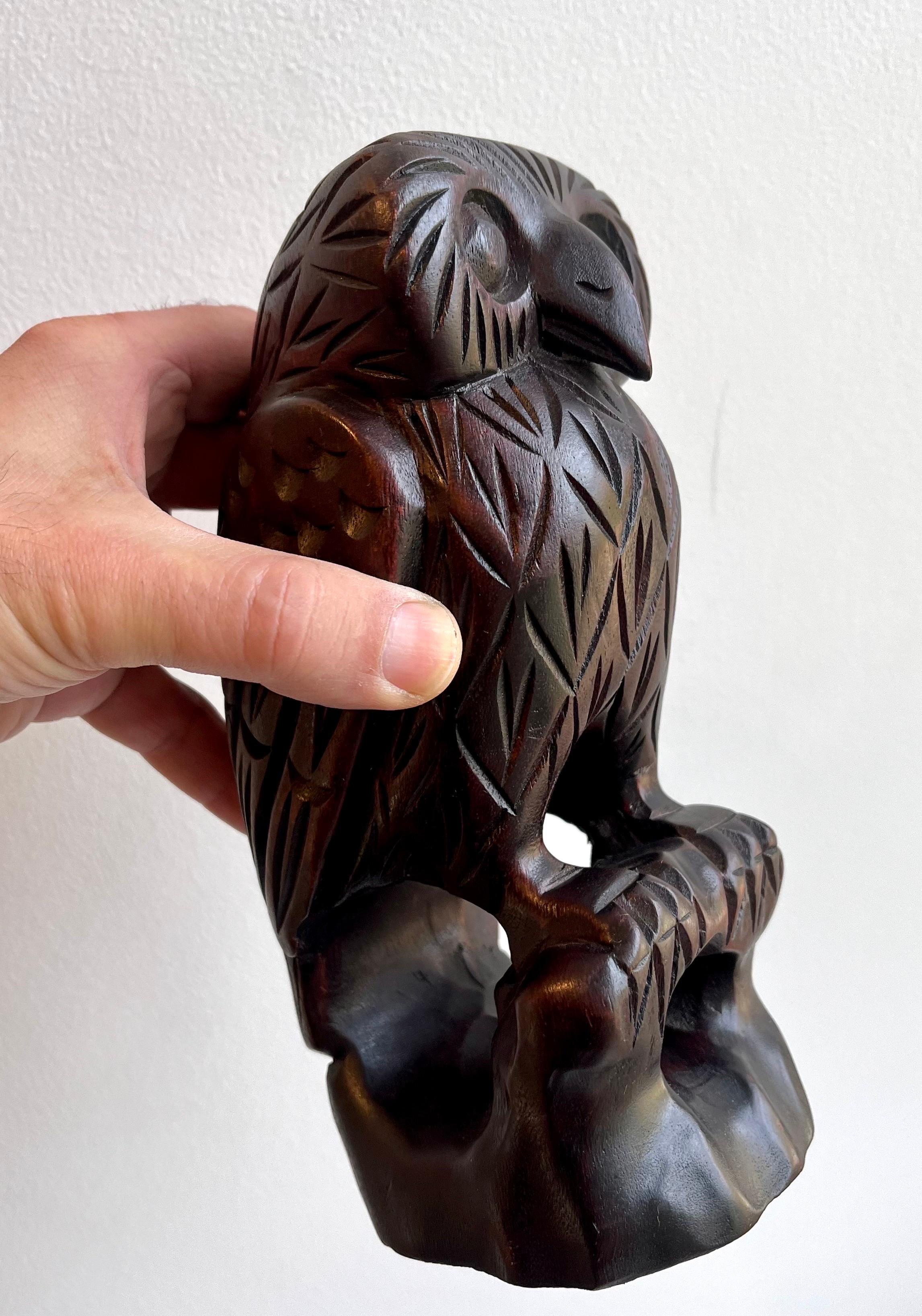 Escultura figurativa de búho de madera tallada, Artista desconocido en venta 4