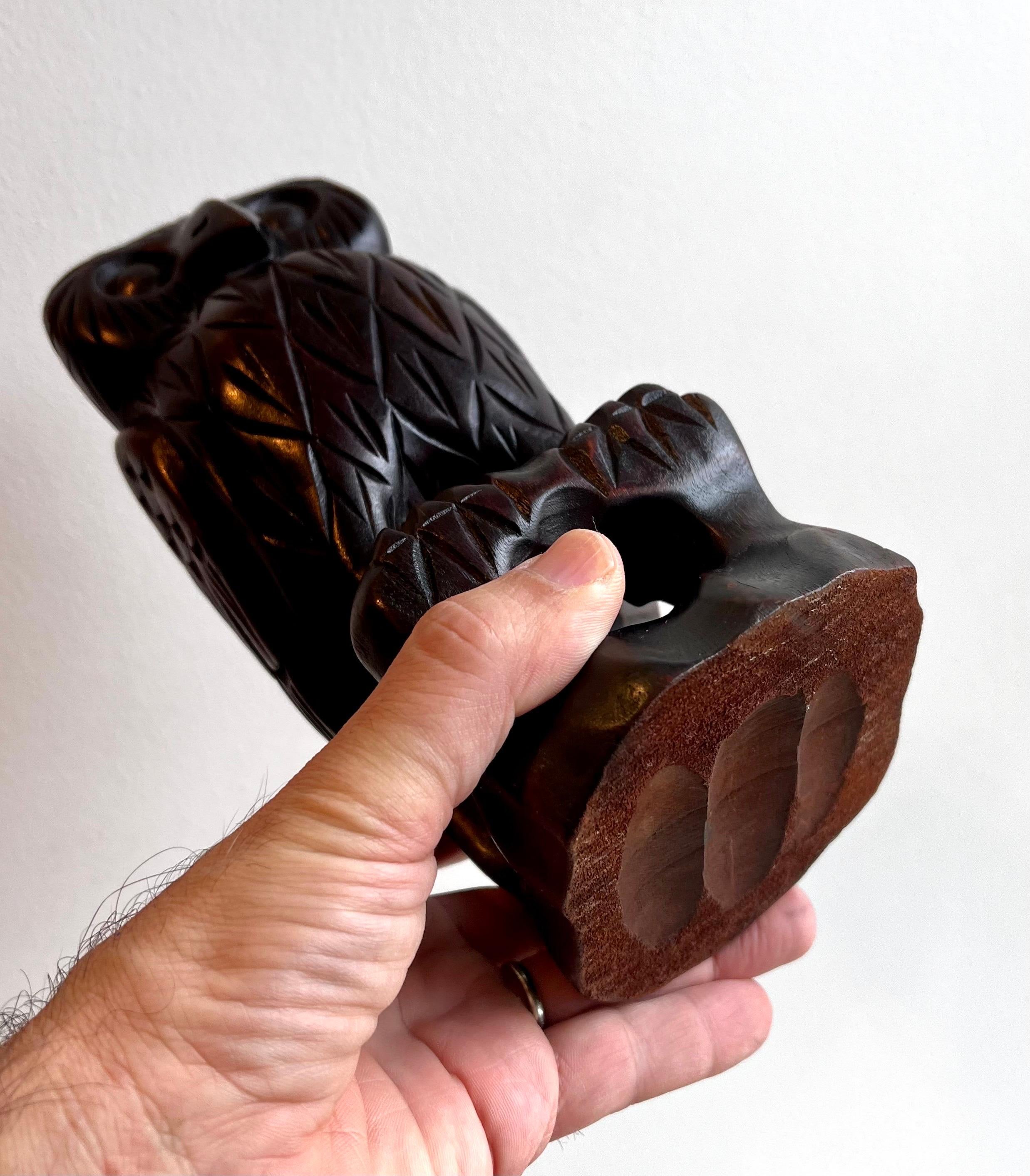 Escultura figurativa de búho de madera tallada, Artista desconocido en venta 5