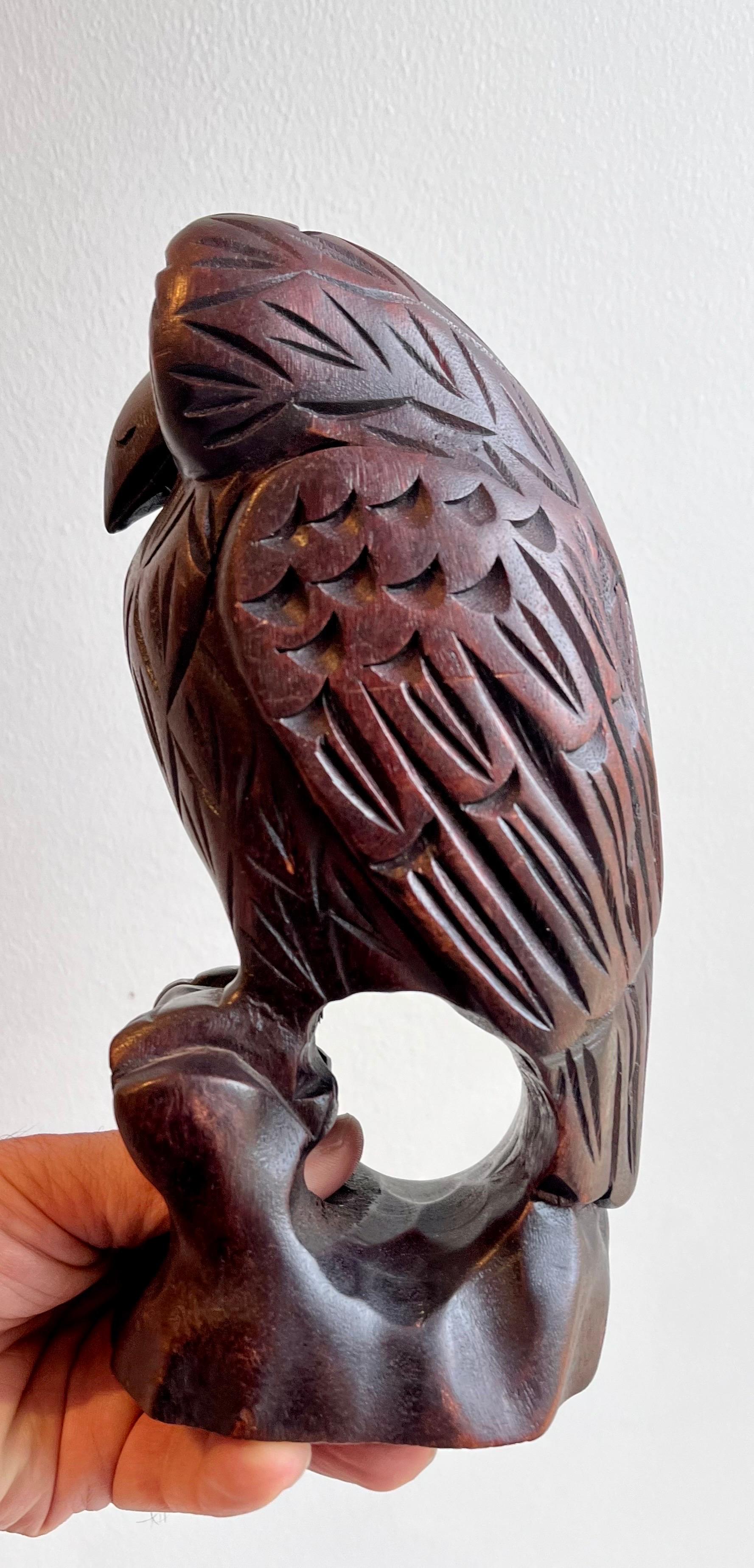 Escultura figurativa de búho de madera tallada, Artista desconocido en venta 6