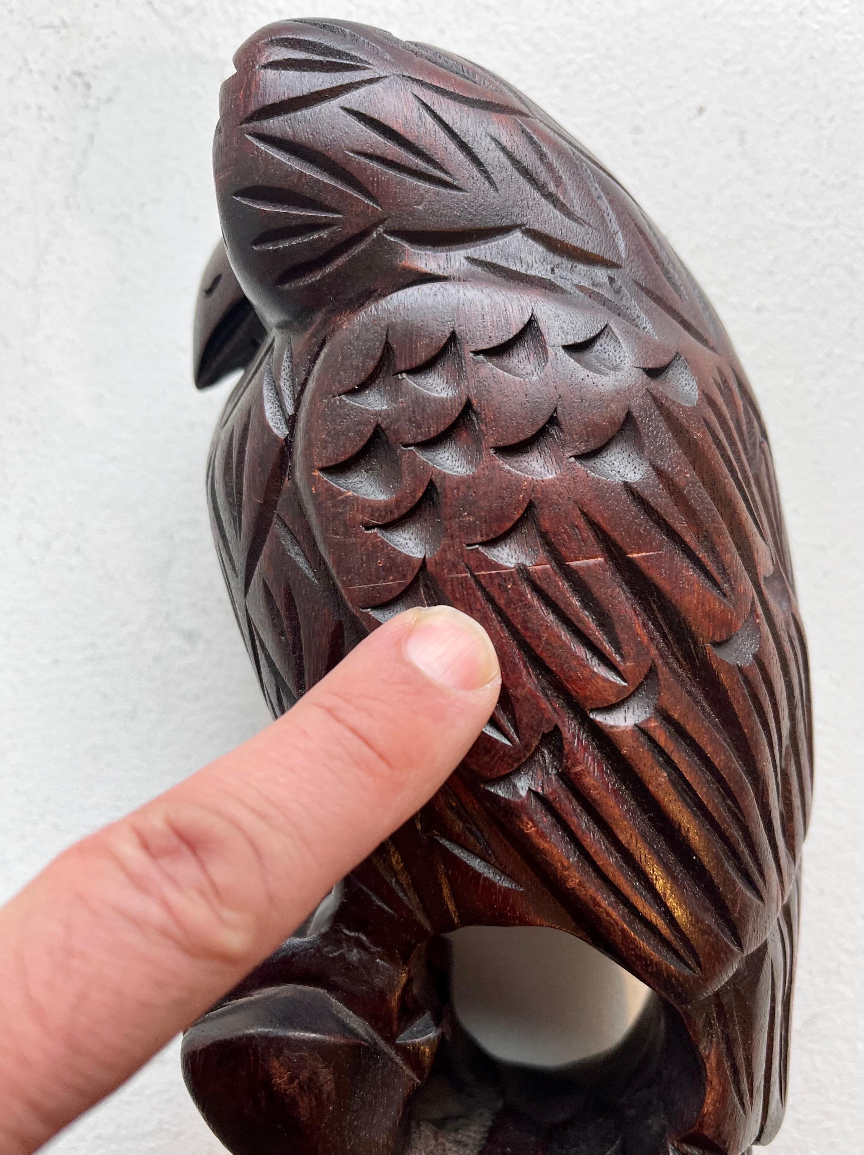 Escultura figurativa de búho de madera tallada, Artista desconocido en venta 7