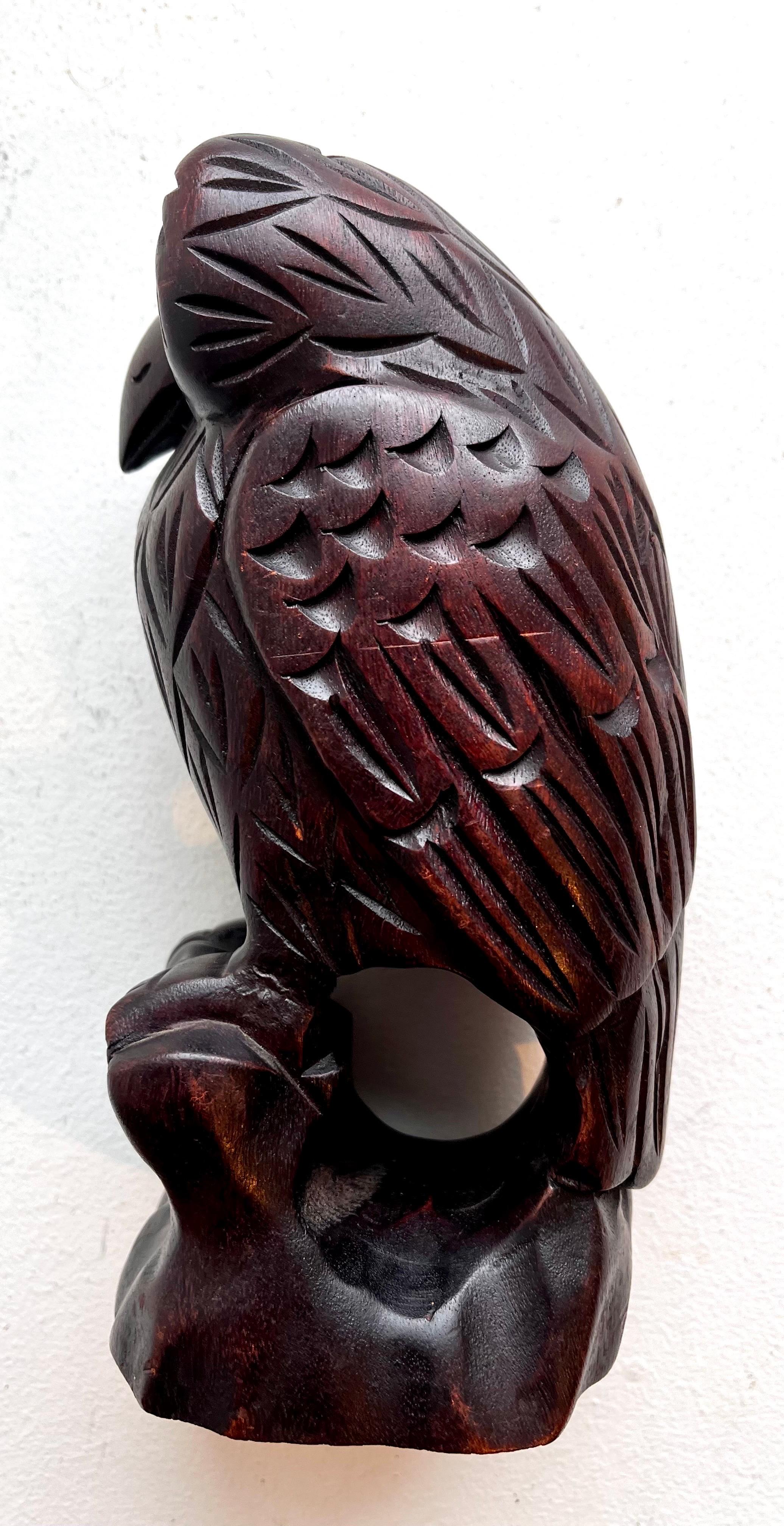 Escultura figurativa de búho de madera tallada, Artista desconocido en venta 8