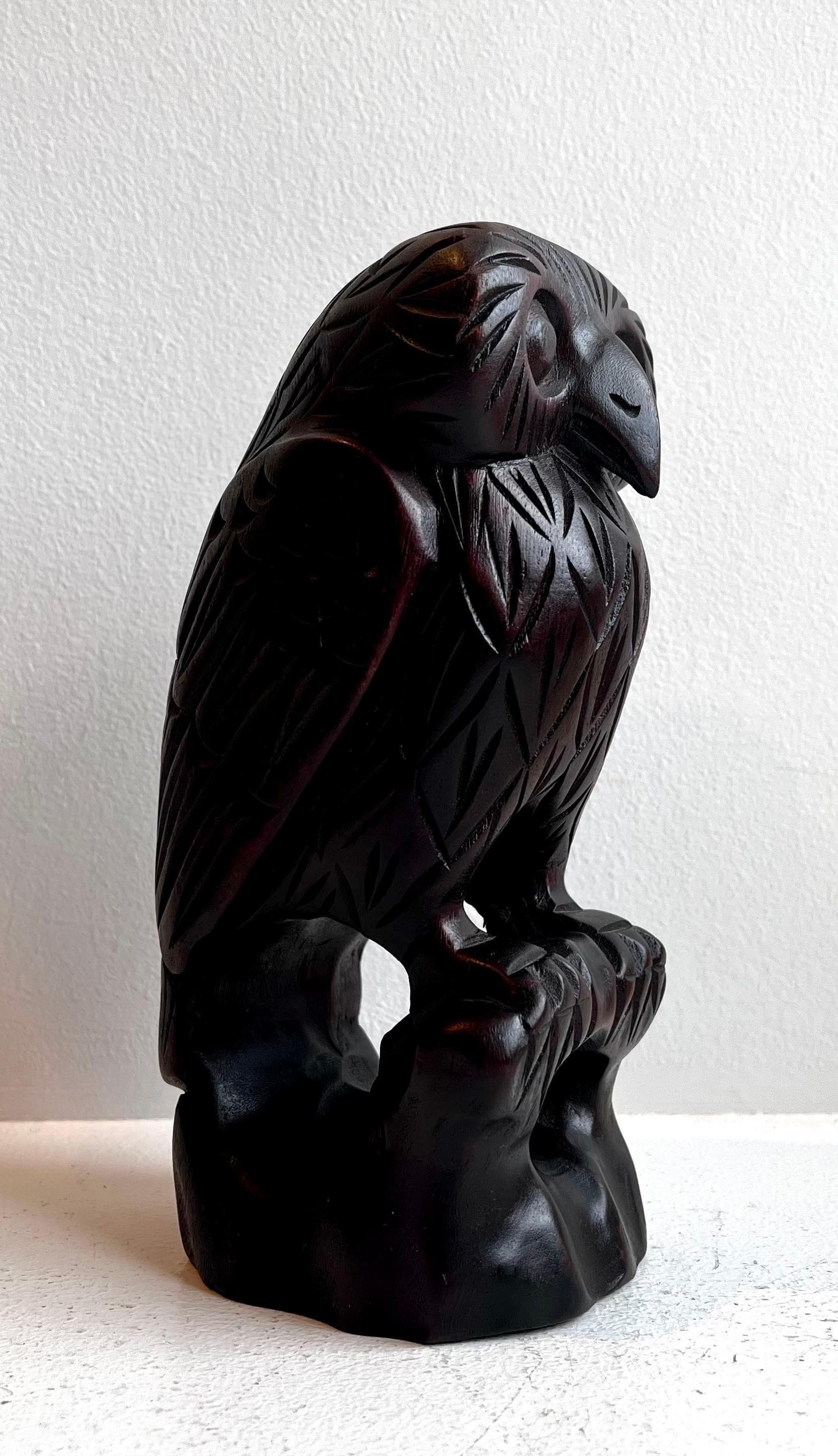 Escultura figurativa de búho de madera tallada, Artista desconocido Moderno de mediados de siglo en venta