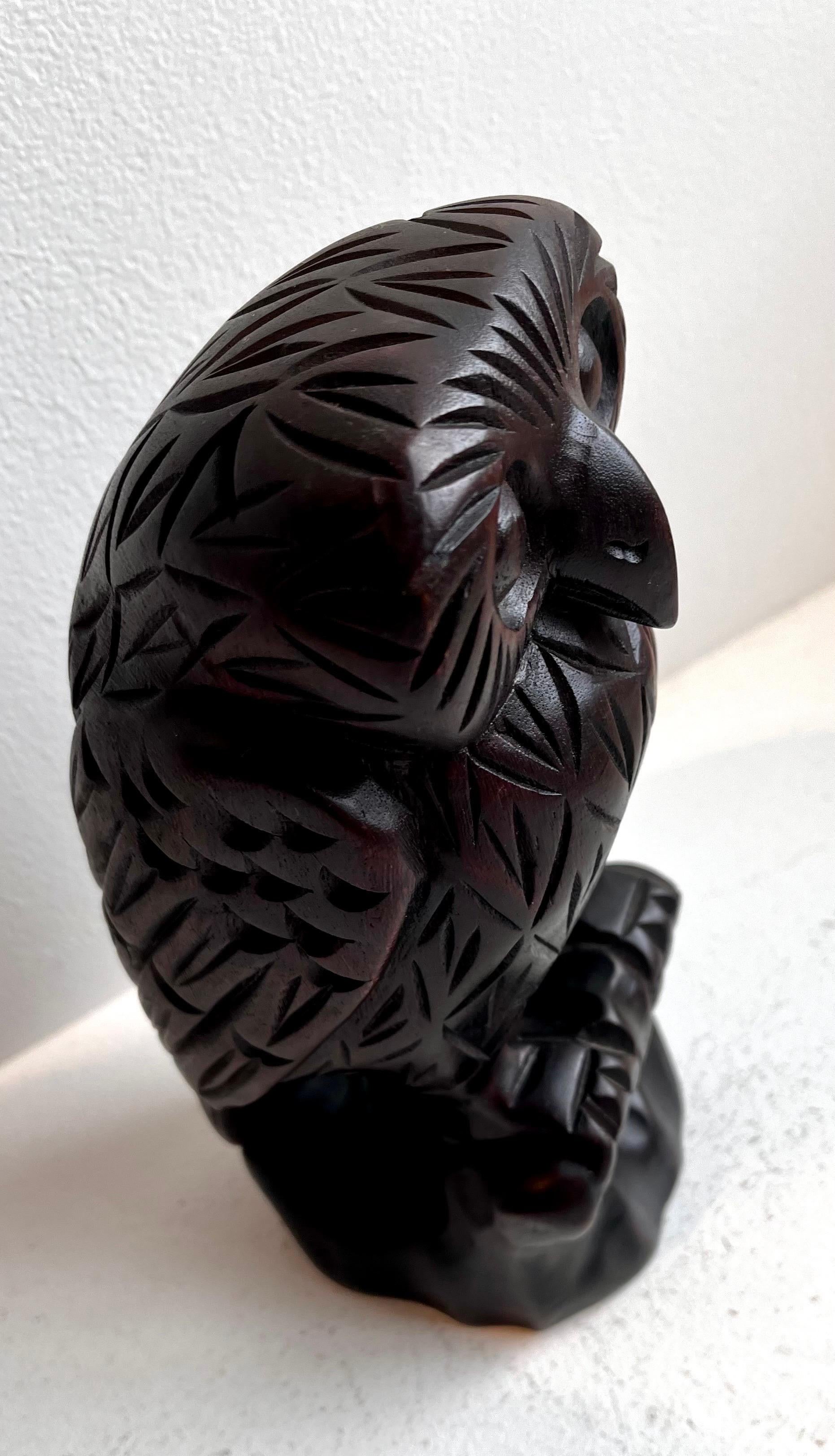 Escultura figurativa de búho de madera tallada, Artista desconocido Estadounidense en venta