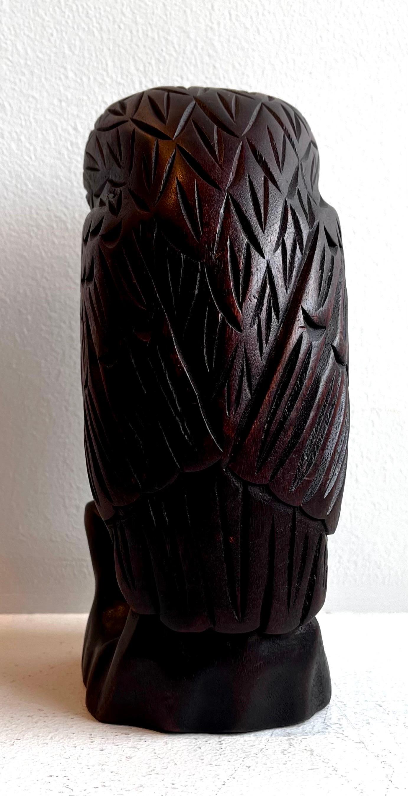 Escultura figurativa de búho de madera tallada, Artista desconocido Tallado en venta