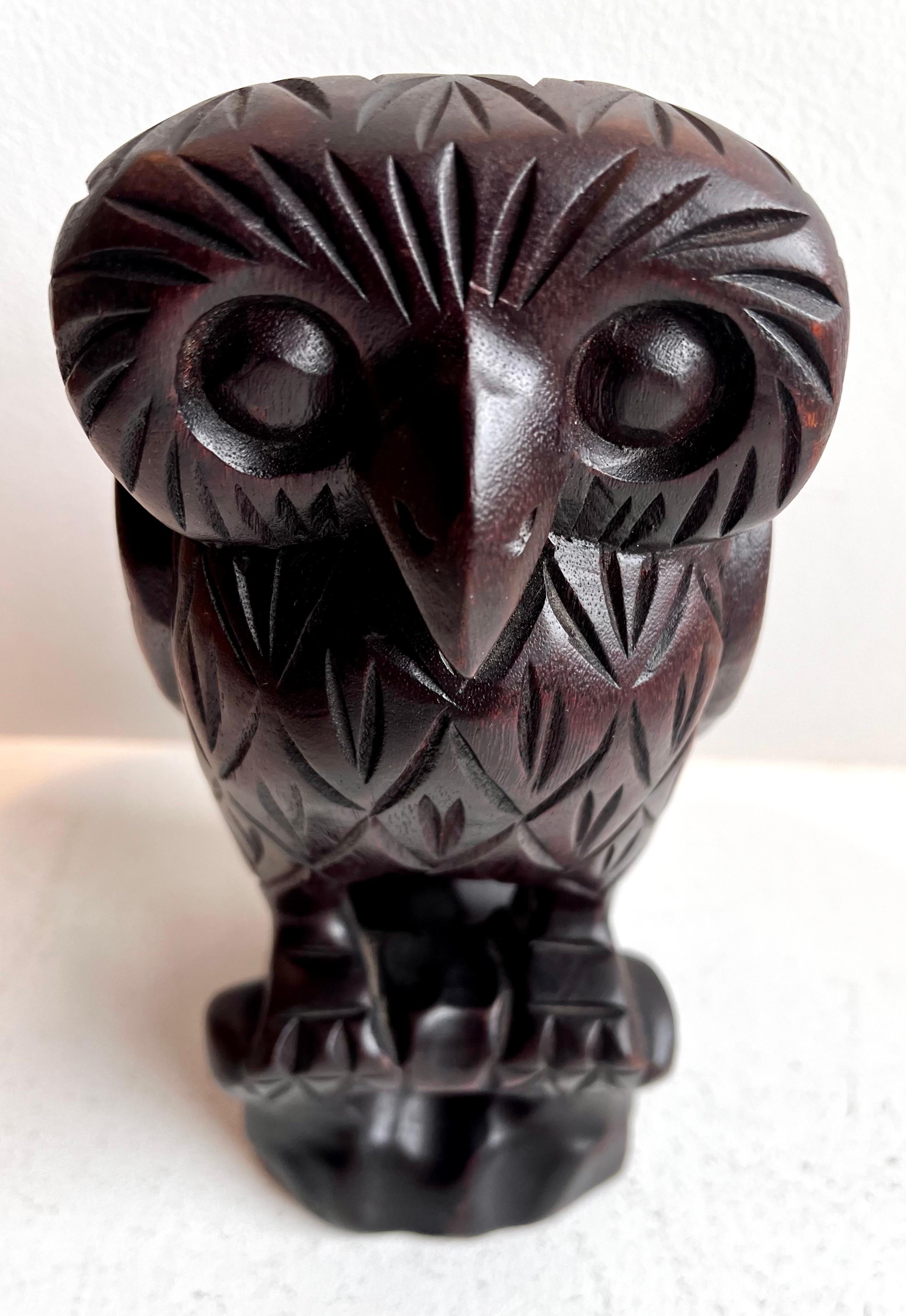 Escultura figurativa de búho de madera tallada, Artista desconocido siglo XX en venta