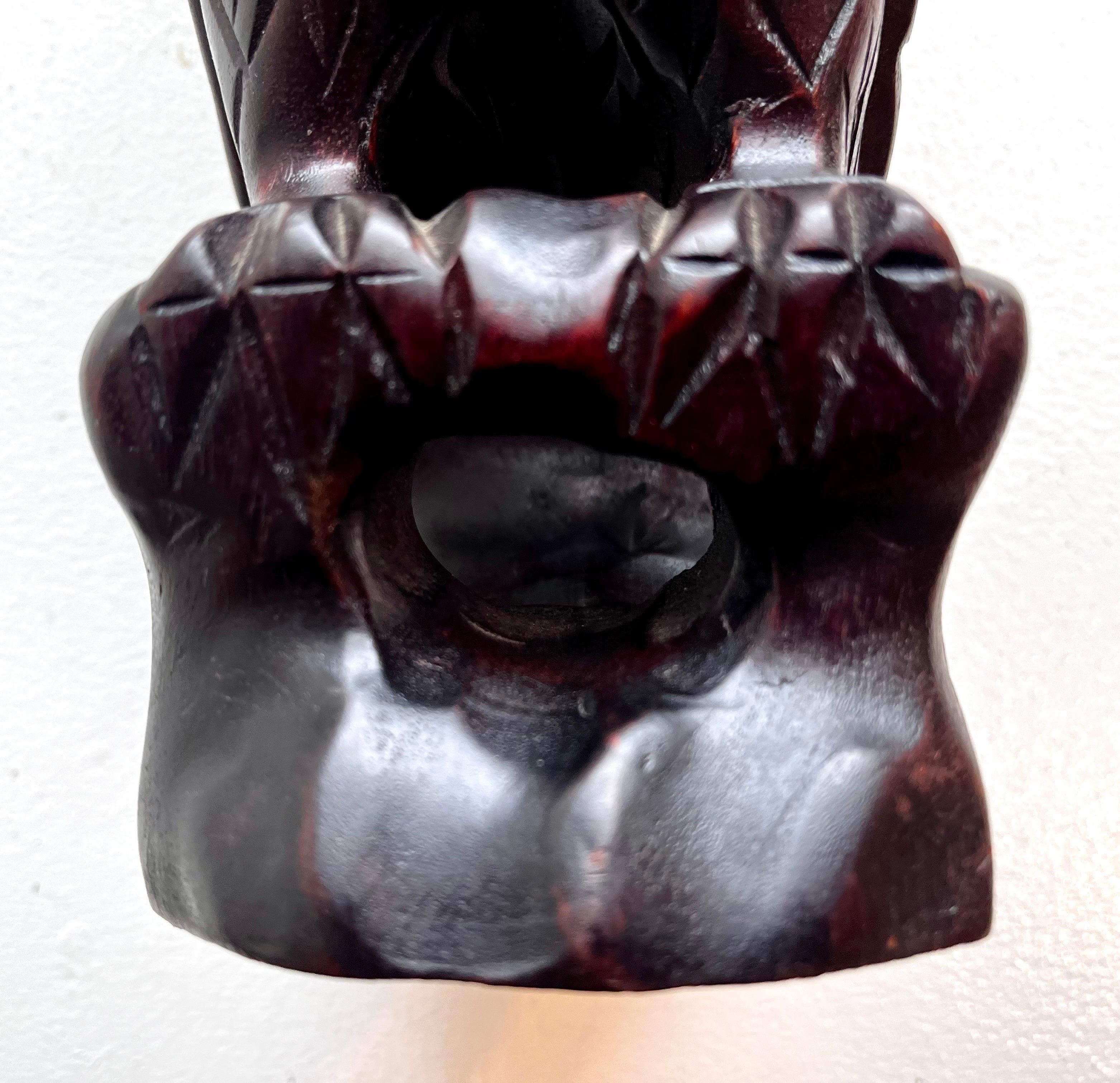 Escultura figurativa de búho de madera tallada, Artista desconocido en venta 1