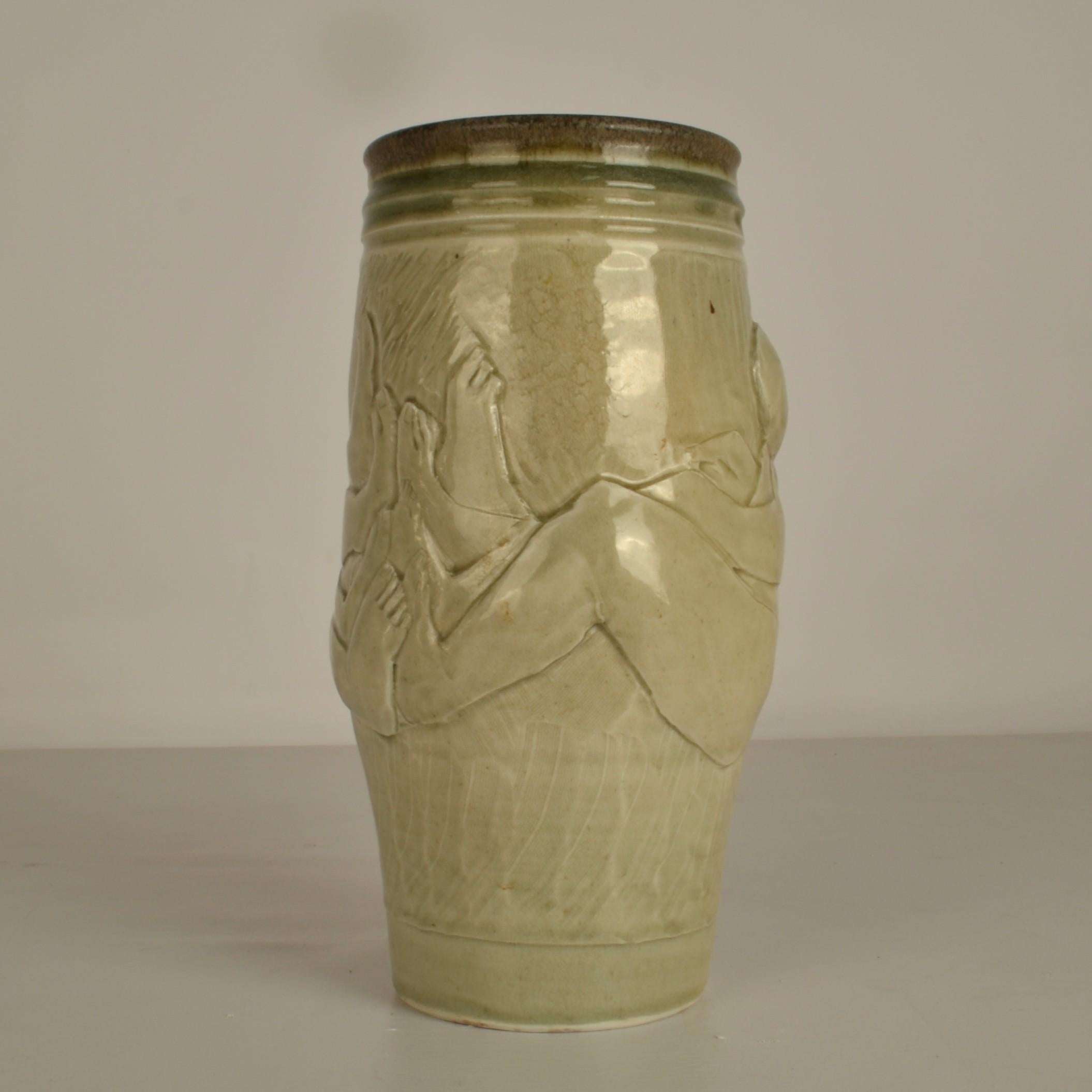 Vaso figurativo in ceramica di Arnaud Lang con bassorilievo di uomini in vendita 4